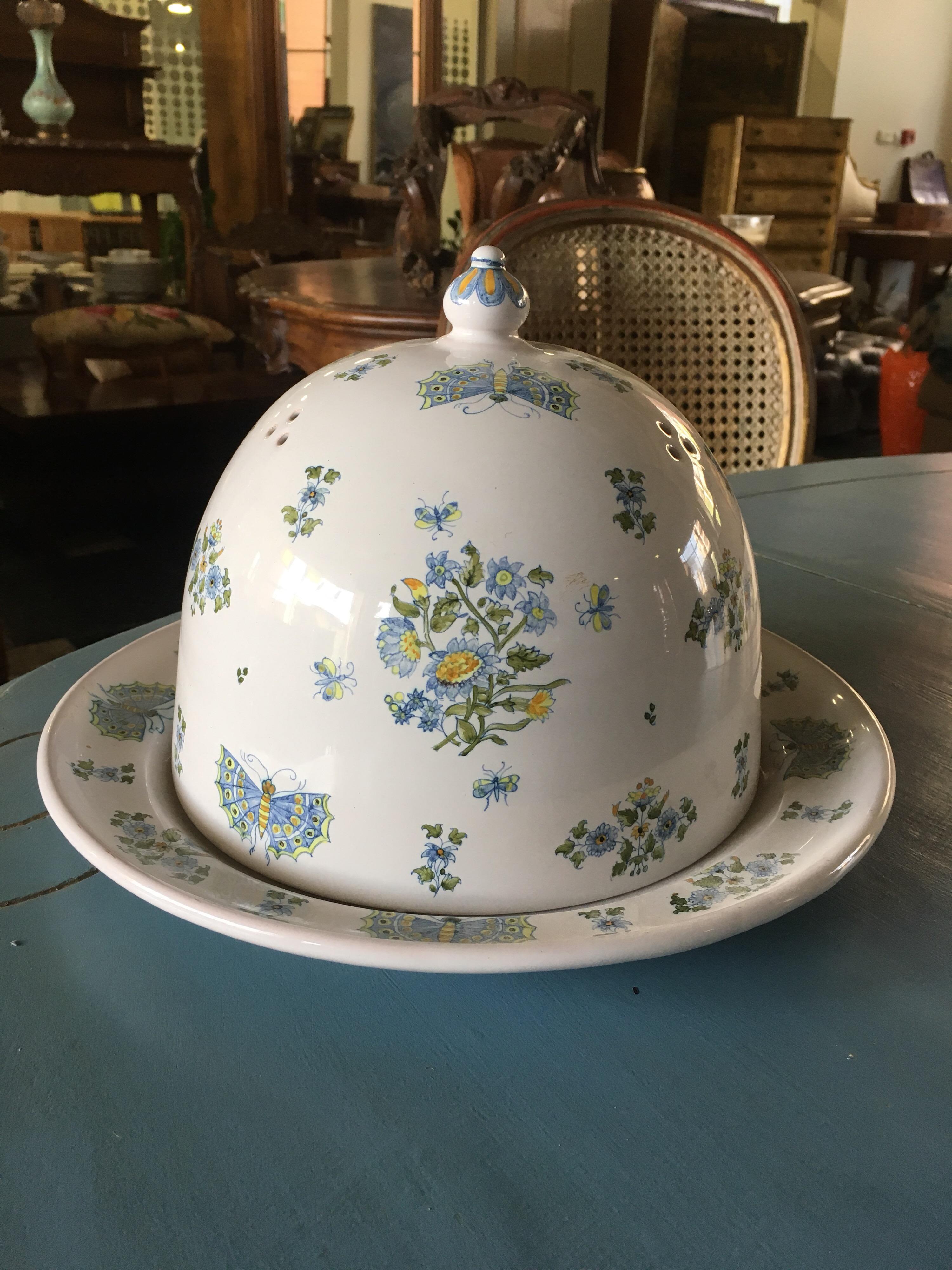 Ceramica Piatto da torta in ceramica dipinto a mano con coperchio decorato di A. Michel Moustiers in vendita