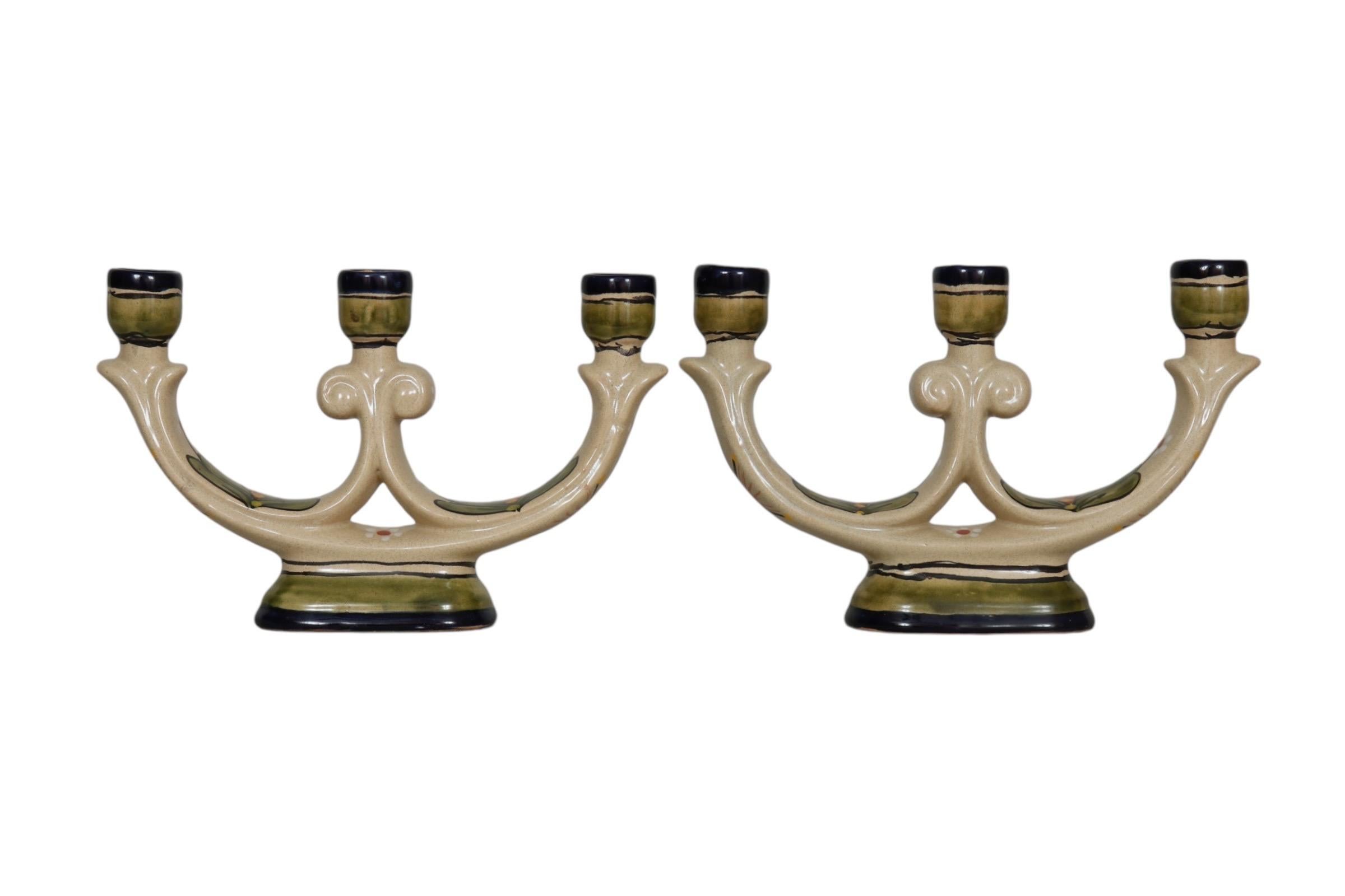 Coppia di candelabri in ceramica dipinti a mano. I tre bracci sono decorati in blu scuro e verde oliva con spruzzi floreali. Firmato sotto Batres, Mex. Dimensioni per candelabro.