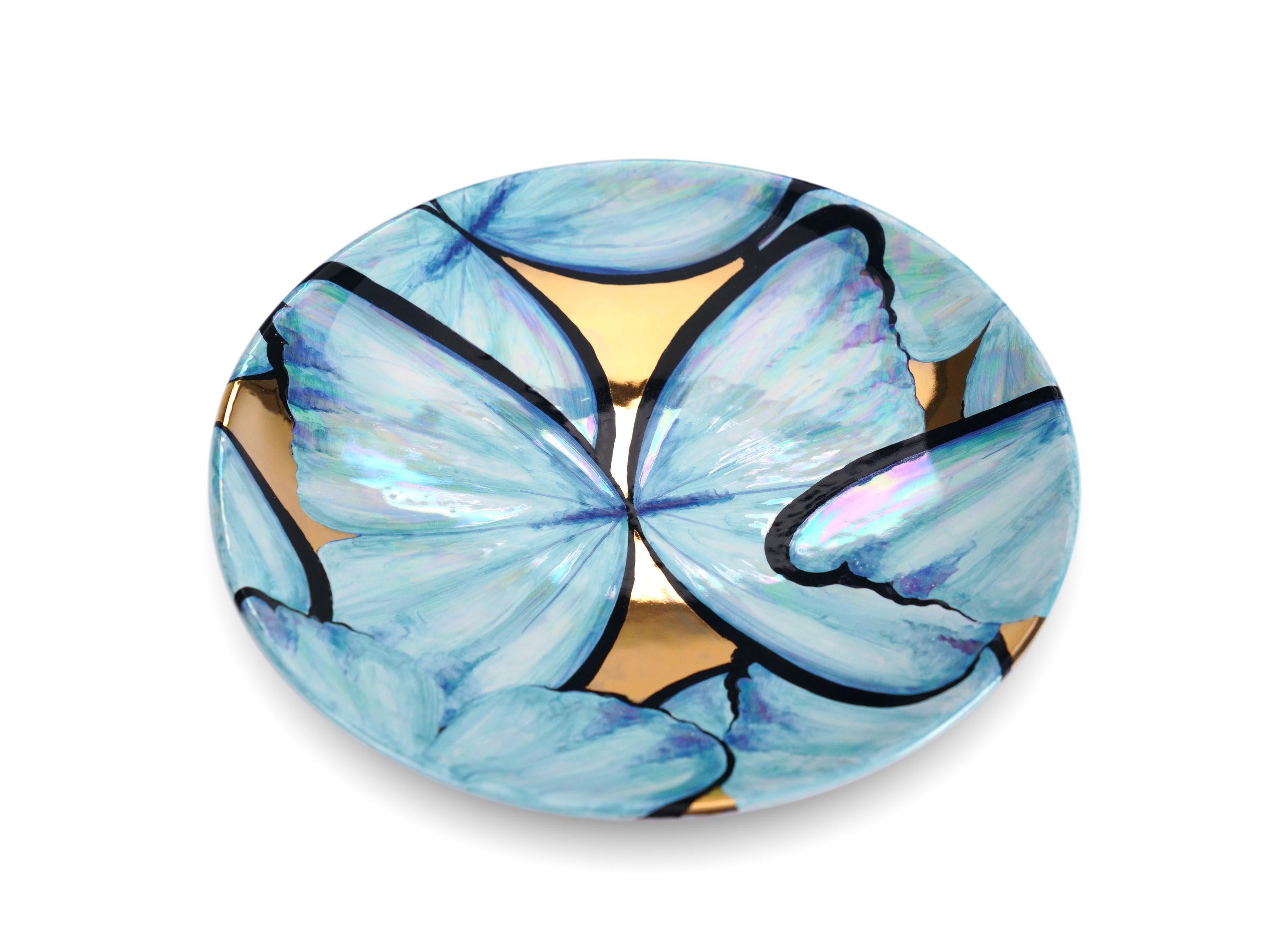Ce magnifique plateau en céramique italienne peinte à la main fait partie de la Collection 'Petalouda' de deBlona. Avec son motif de papillon envoûtant, le design met en valeur des ailes bleues chatoyantes aux reflets de nacre iridescents,