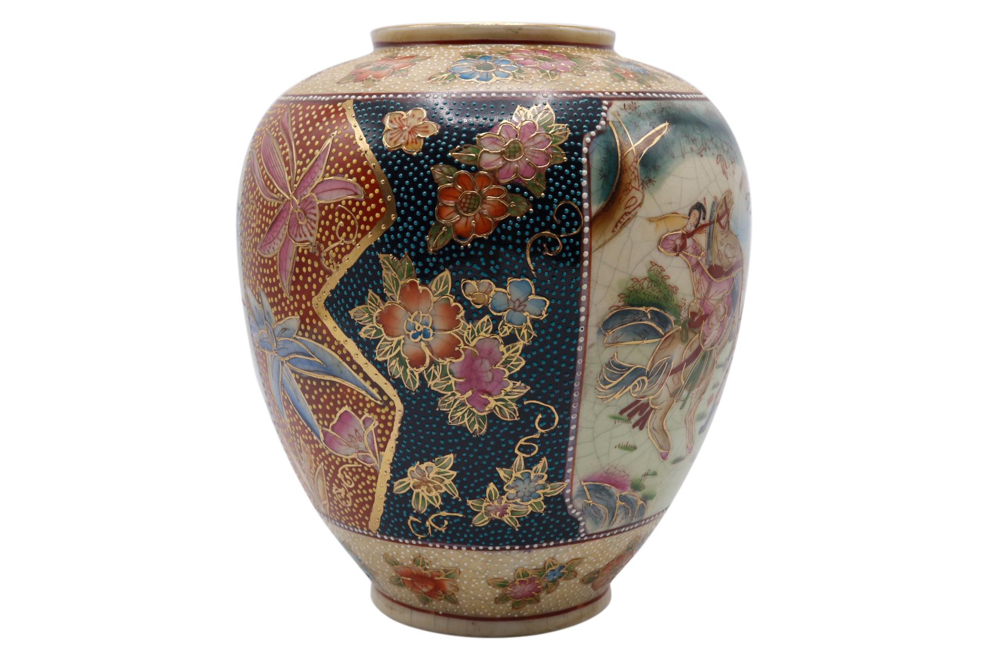 Chinese Export Hand Painted Ceramic Chinese Vase For Sale