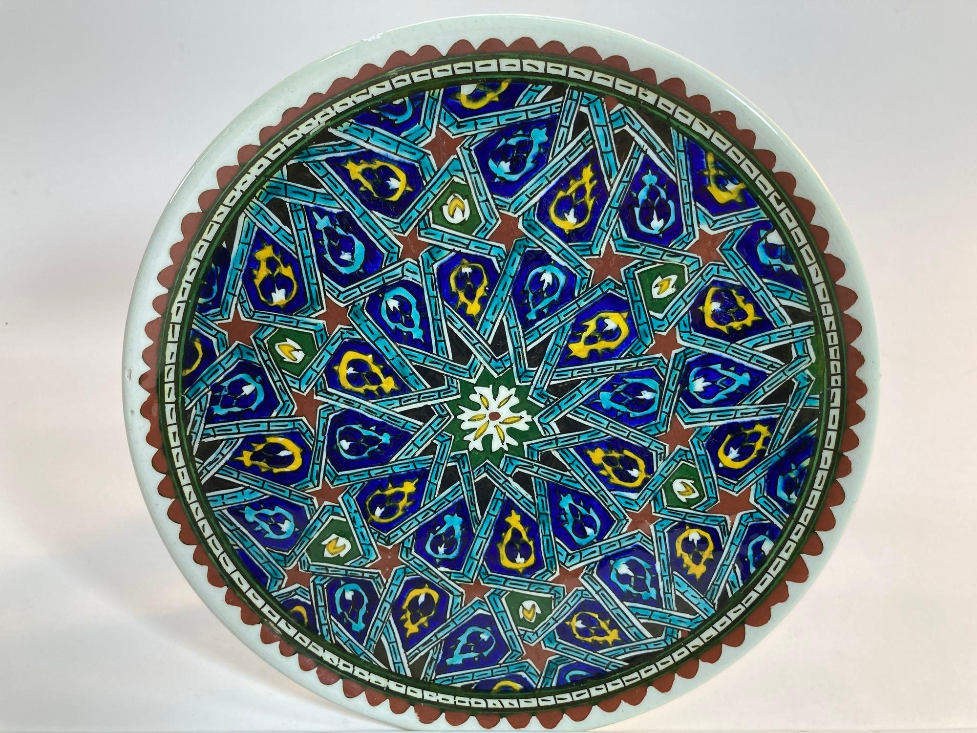 Plato decorativo de pared de cerámica vintage policromada y pintada a mano con diseño floral otomano policromado.
Se trata de un intrincado plato morisco pintado a mano que se fabricó en Turquía.
Turquía es famosa por sus productos de horno, como