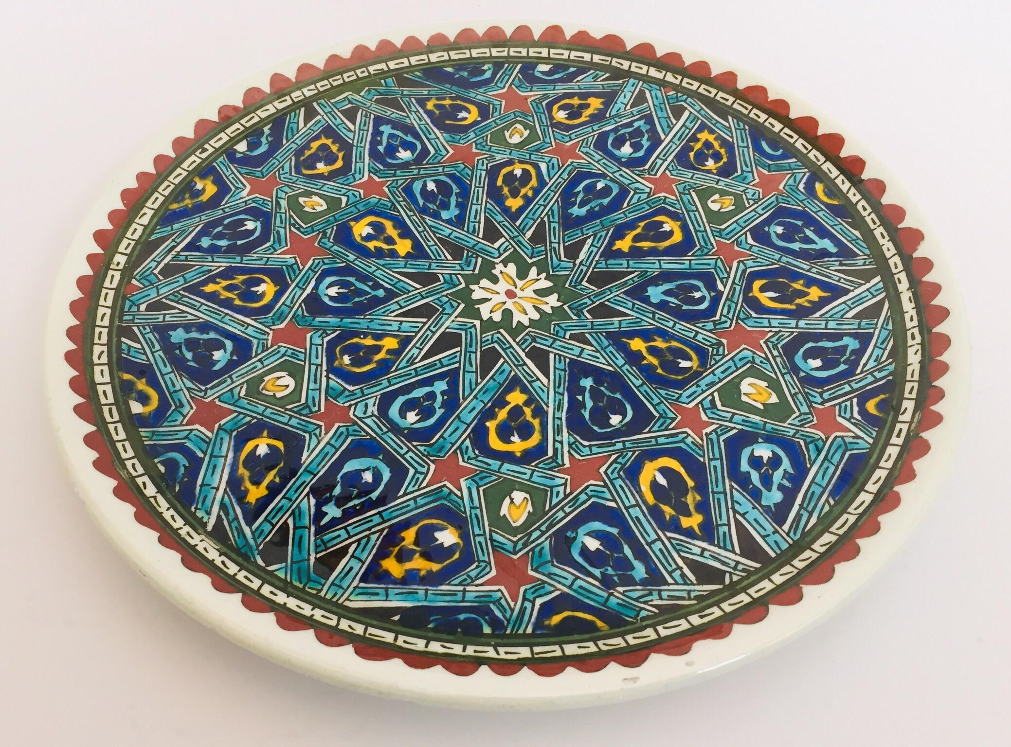 Dekorativer maurischer Teller aus handbemalter Keramik (Türkisch) im Angebot