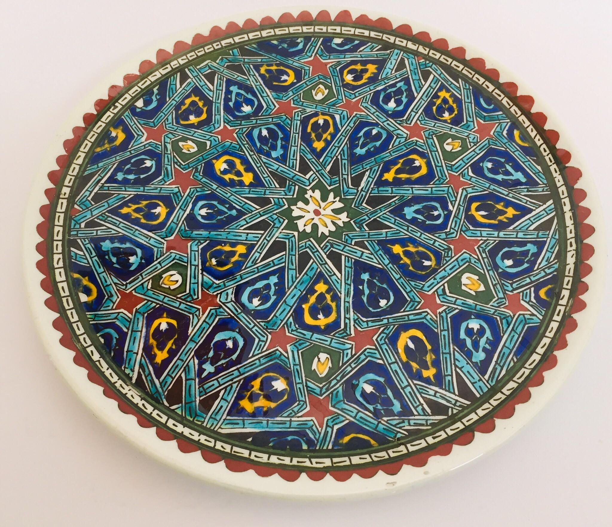 Hand Painted Ceramic Decorative Moorish Plate In Good Condition For Sale In North Hollywood, CA