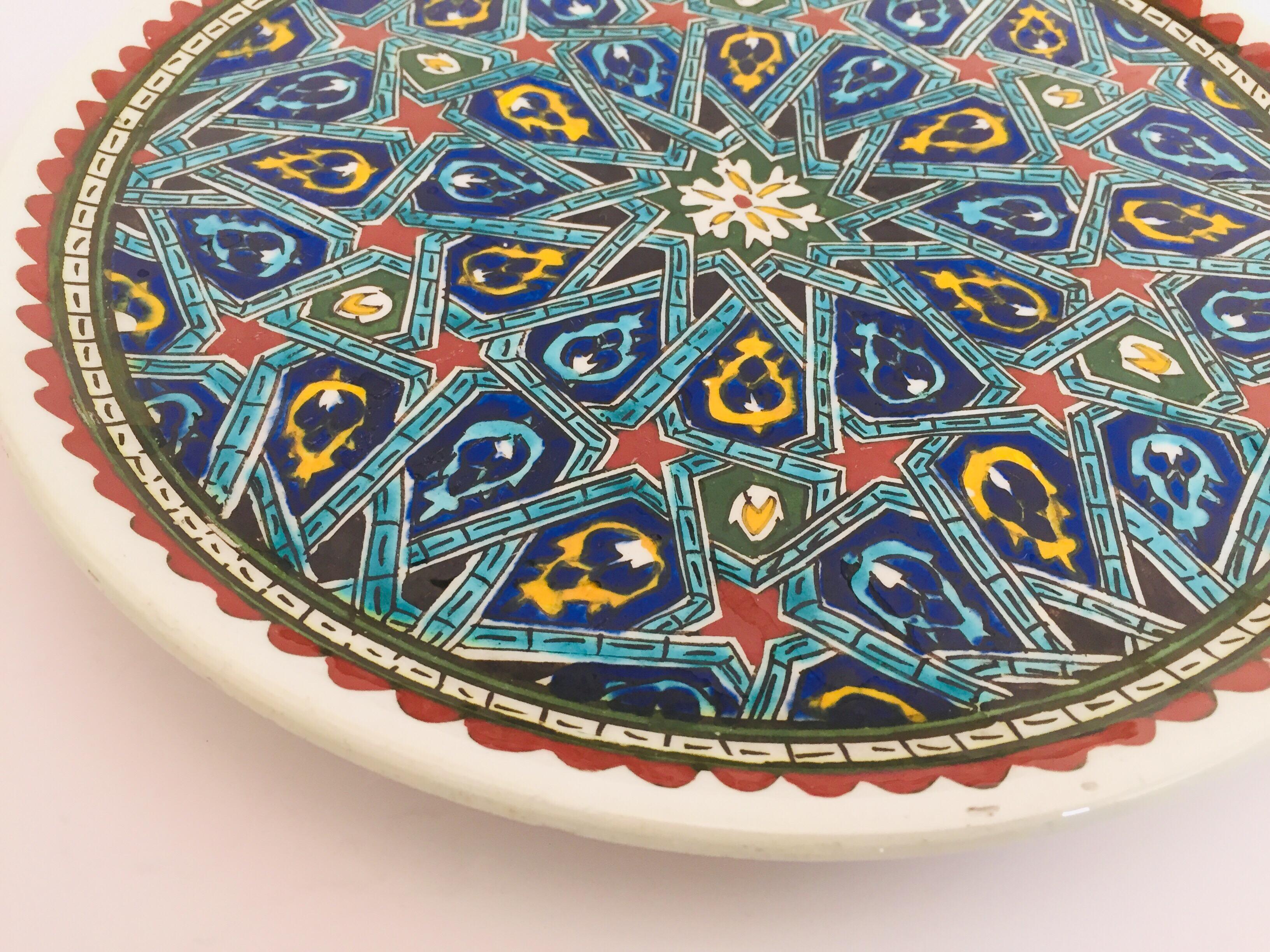 Dekorativer maurischer Teller aus handbemalter Keramik (20. Jahrhundert) im Angebot