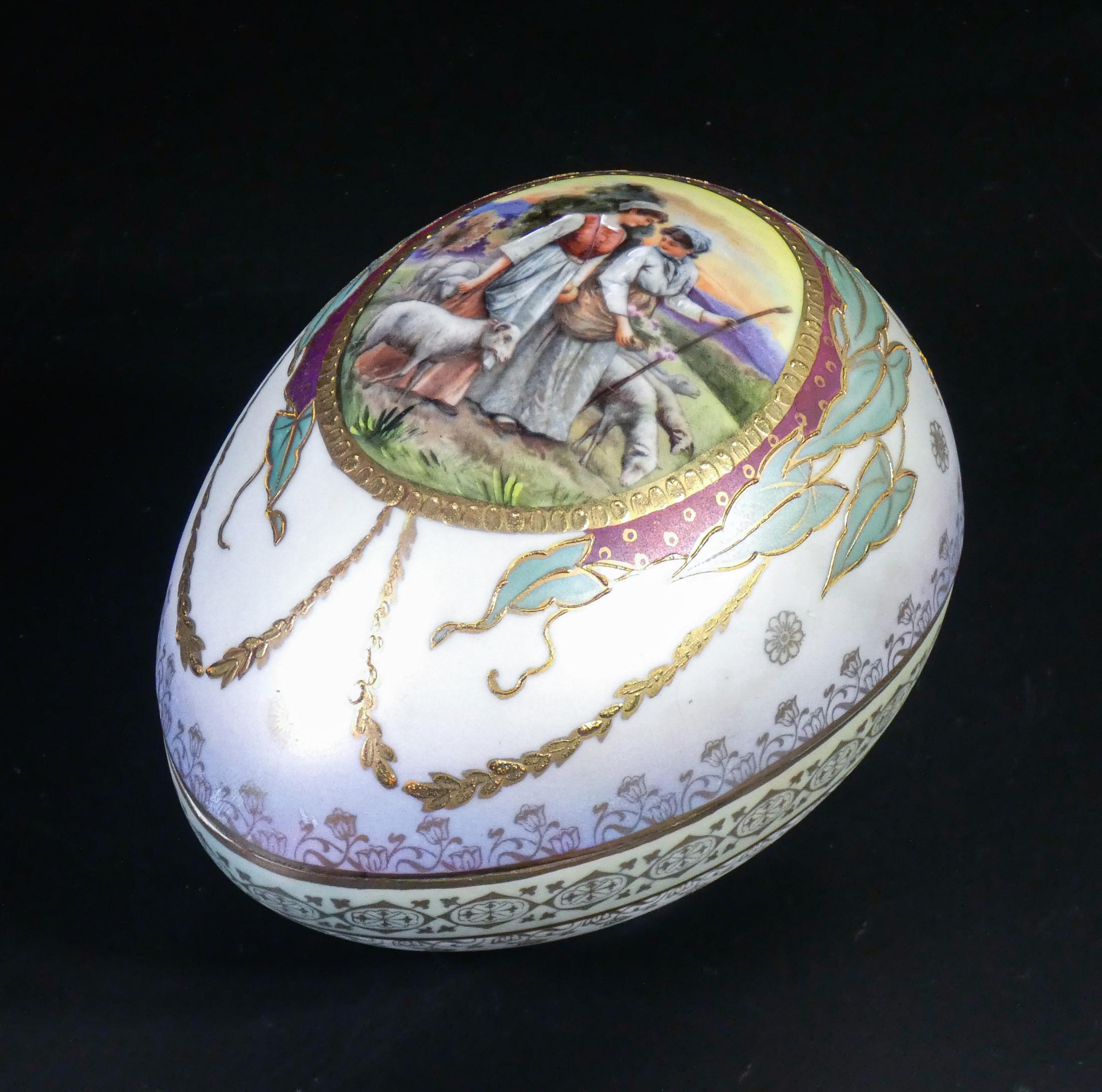 Hand-Painted Ceramic Egg-Shaped Box by Sevres, France, Mid-Twentieth Century In Good Condition For Sale In Torino, IT