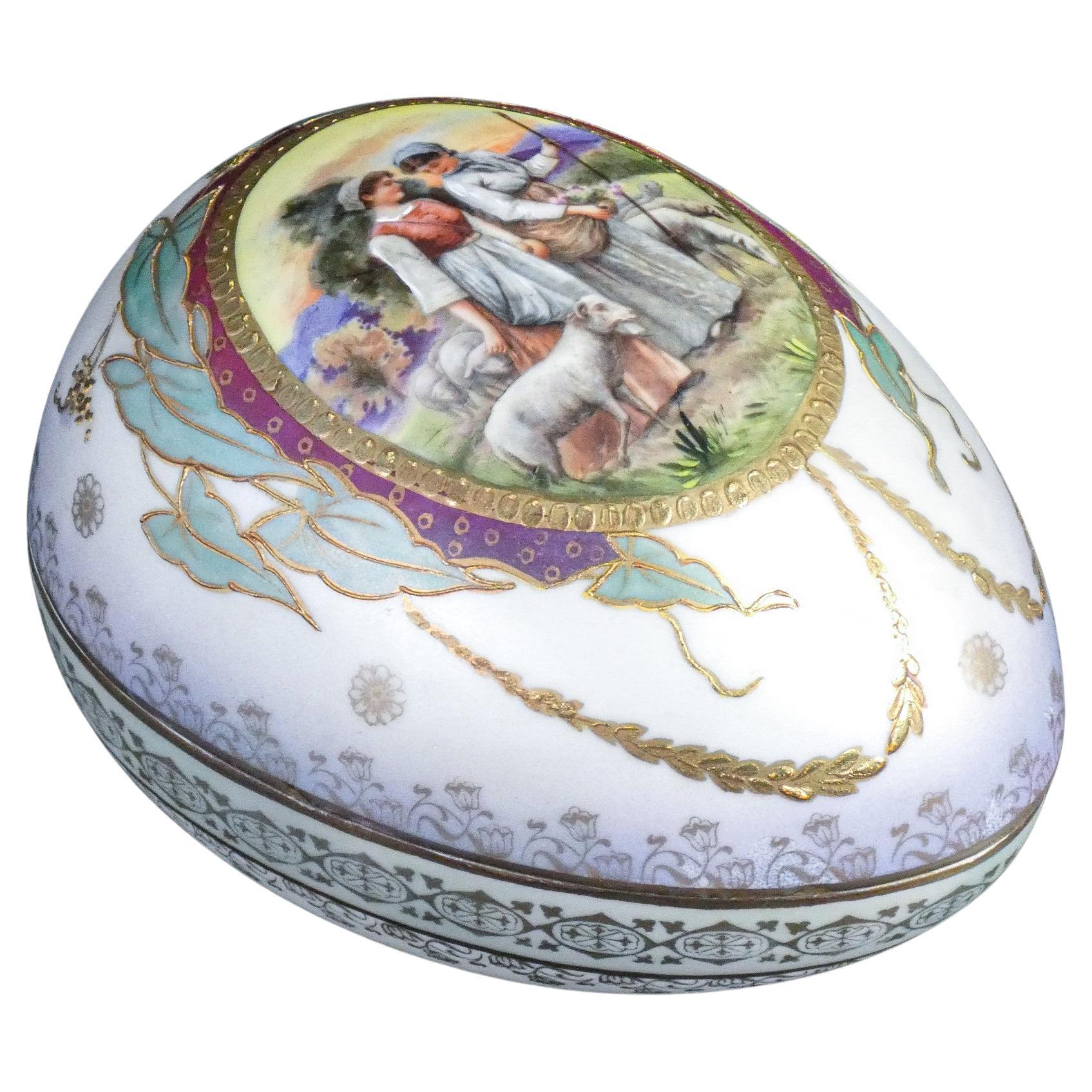 Boîte en céramique peinte à la main en forme d'œuf par SEVRES. France, milieu du XXe siècle