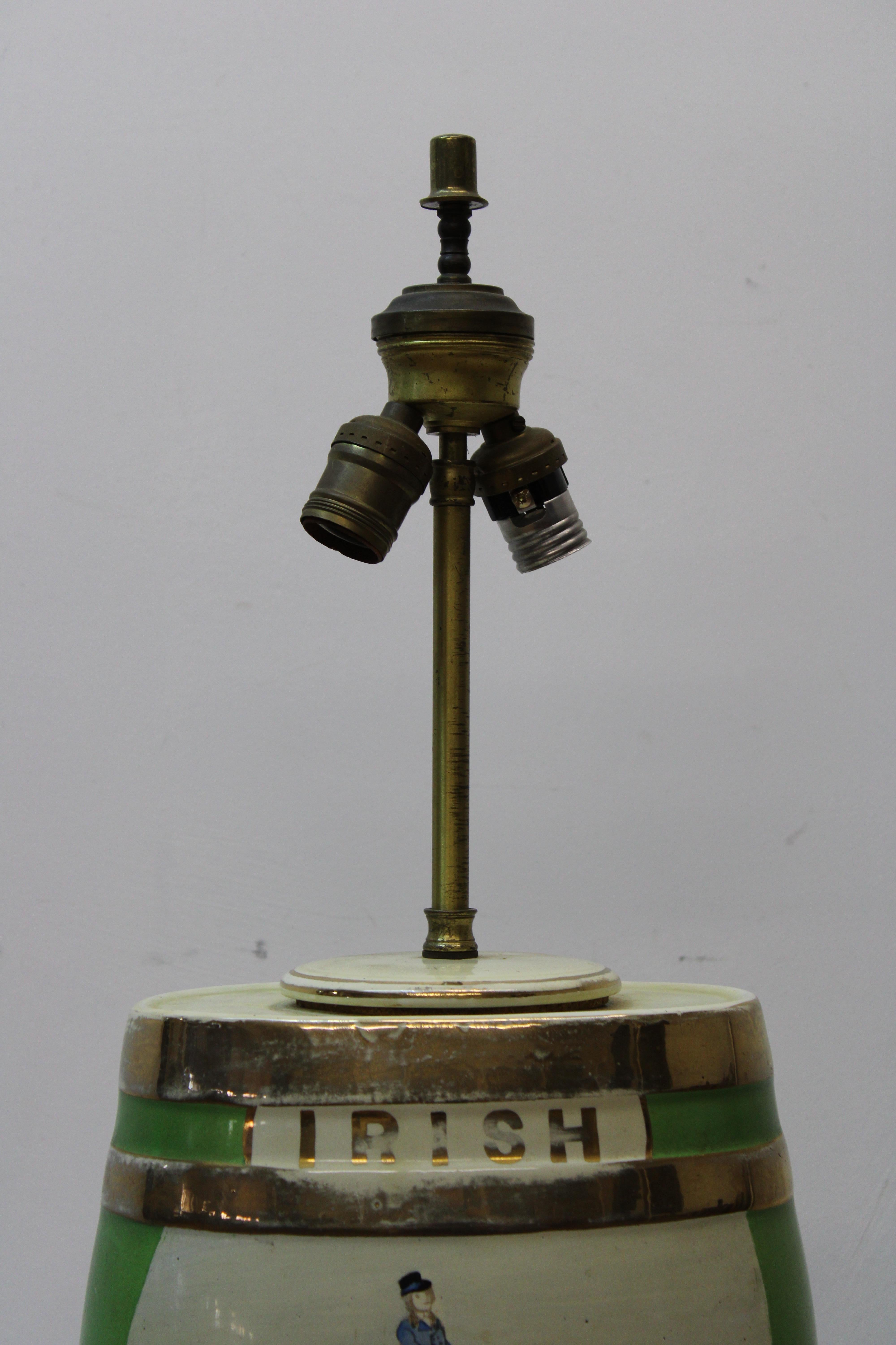 La cruche à whisky irlandaise peinte à la main transformée en lampe de bureau Bon état - En vente à San Francisco, CA