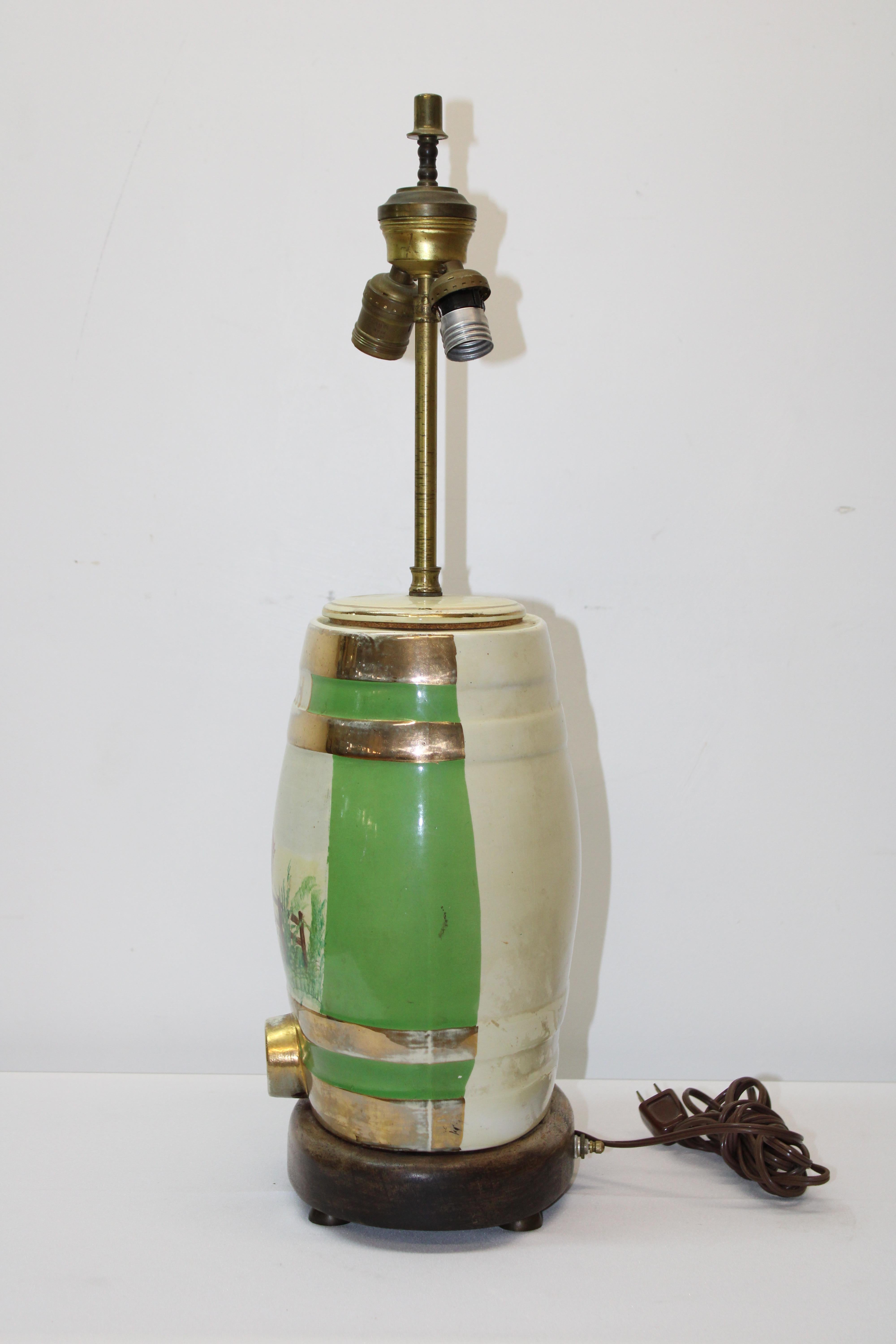 XIXe siècle La cruche à whisky irlandaise peinte à la main transformée en lampe de bureau en vente