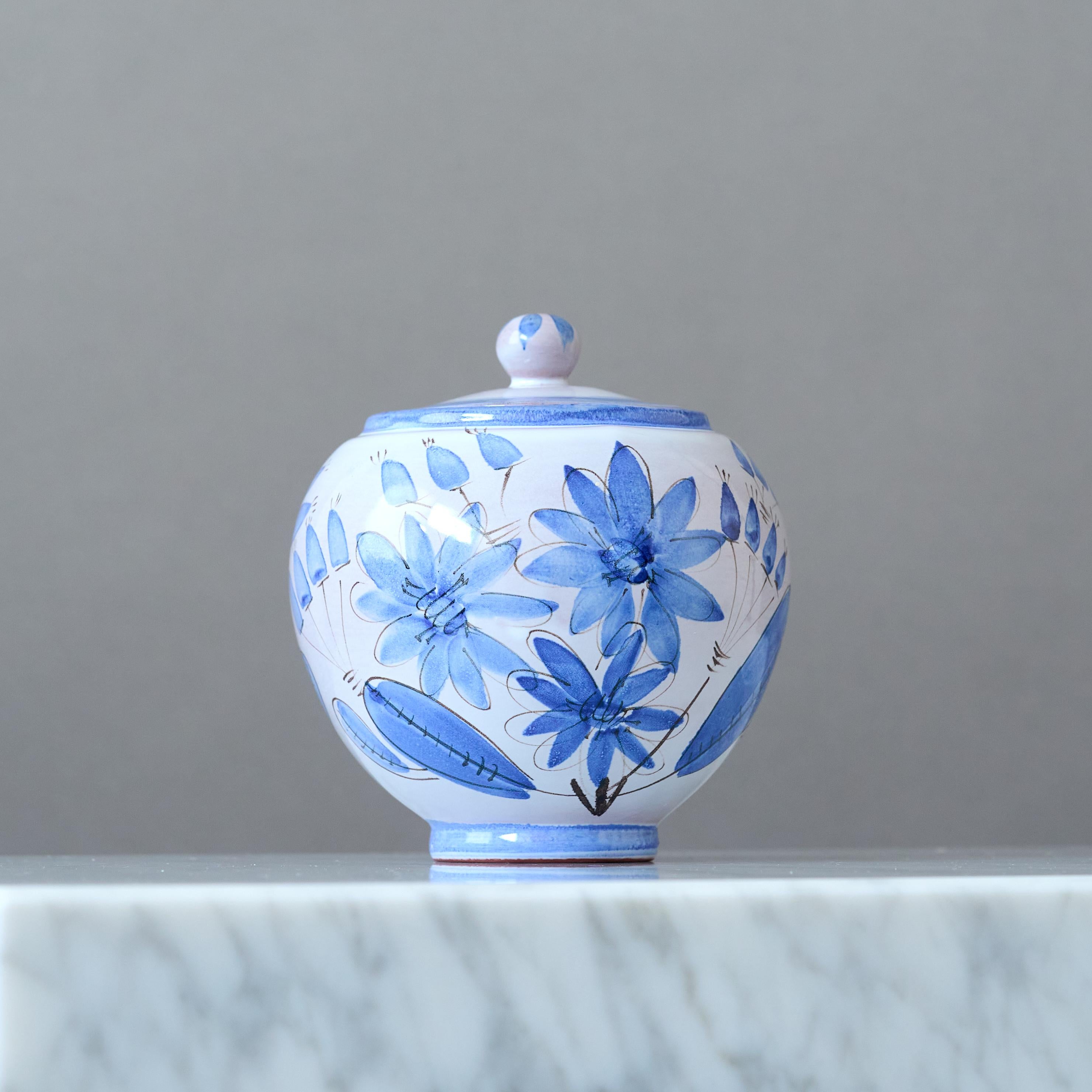 Un magnifique vase en céramique avec un décor peint à la main.
Attribué à Kurt Ekholm et fabriqué par Arabia, Finlande, années 1930.

Excellent état. 
Estampillé avec la marque du fabricant.

KURT EKHOLM (né en 1907 à Helsinki, décédé en 1975 à