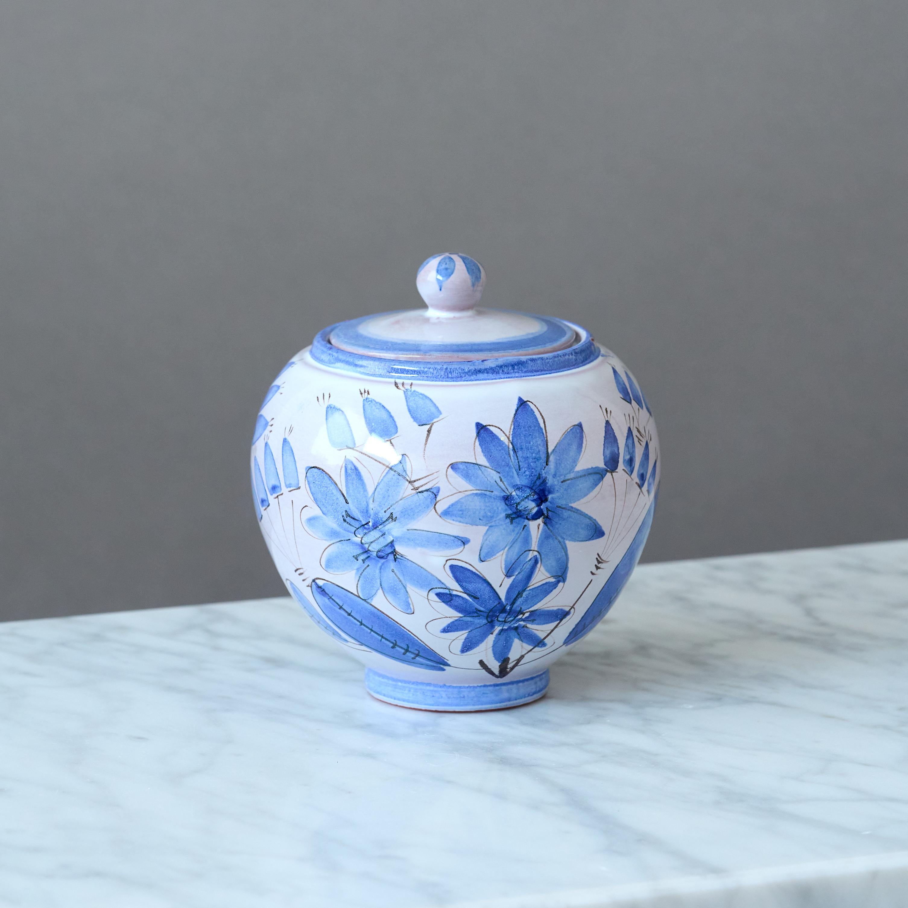 Scandinave moderne Urne à couvercle en céramique peinte à la main avec. Fleurs de Kurt Ekholm. Arabia of Finland 1930s en vente