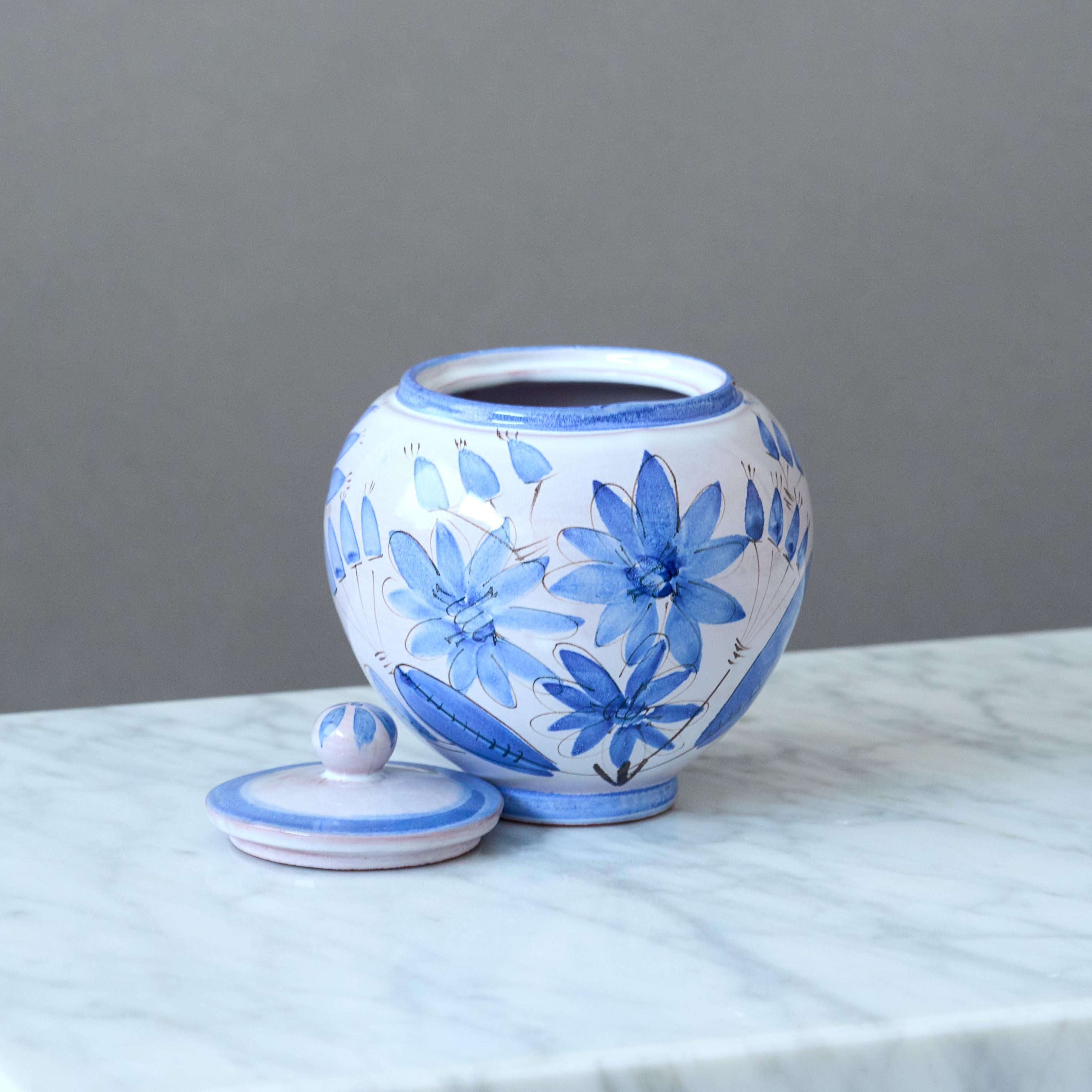 Finlandais Urne à couvercle en céramique peinte à la main avec. Fleurs de Kurt Ekholm. Arabia of Finland 1930s en vente