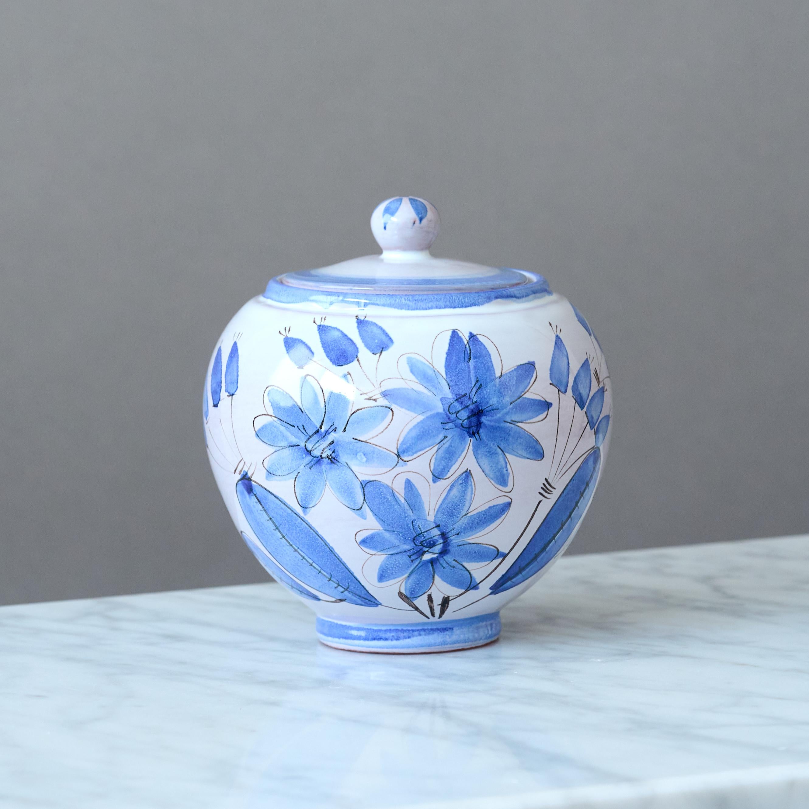 Vernissé Urne à couvercle en céramique peinte à la main avec. Fleurs de Kurt Ekholm. Arabia of Finland 1930s en vente