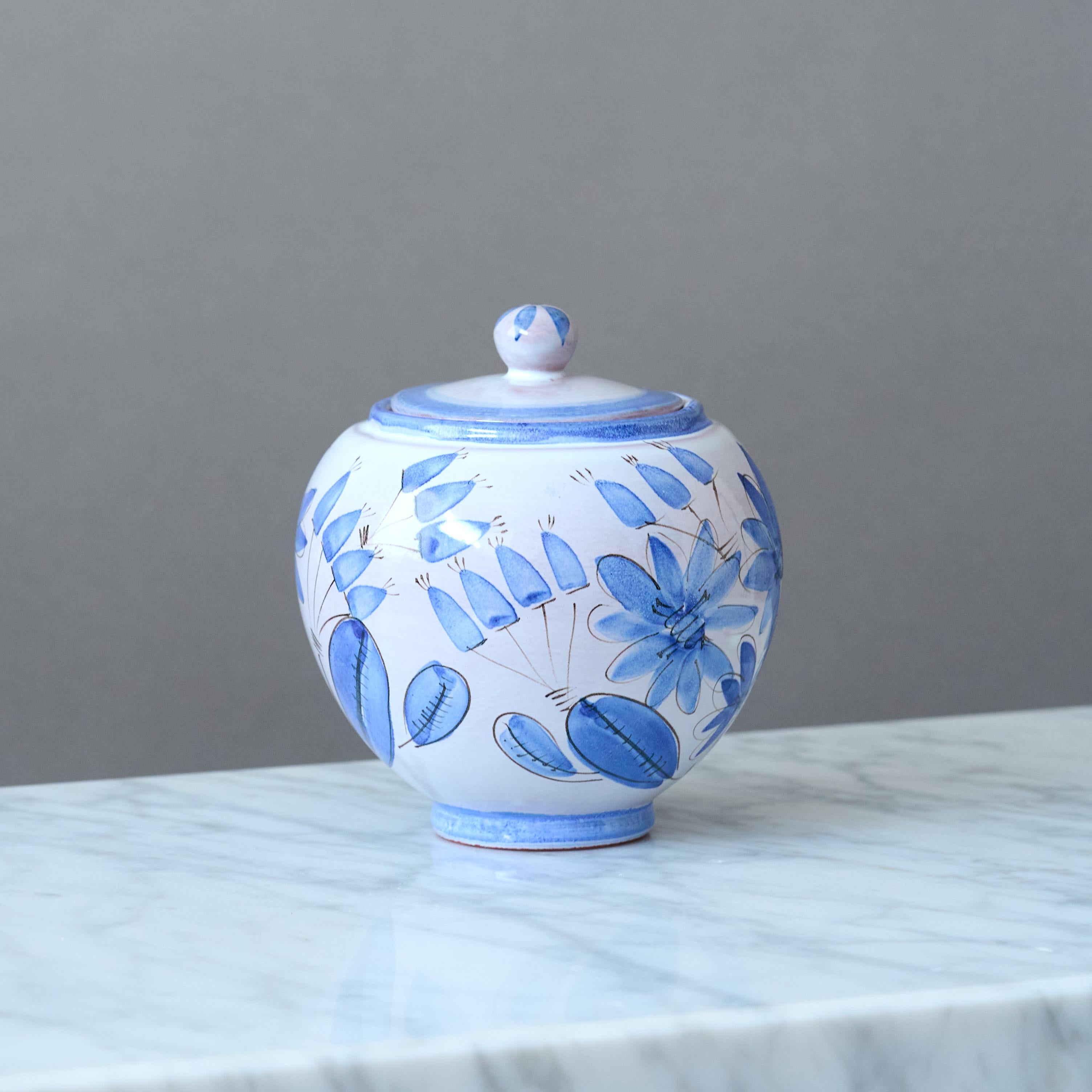 Urne à couvercle en céramique peinte à la main avec. Fleurs de Kurt Ekholm. Arabia of Finland 1930s Bon état - En vente à Malmö, SE