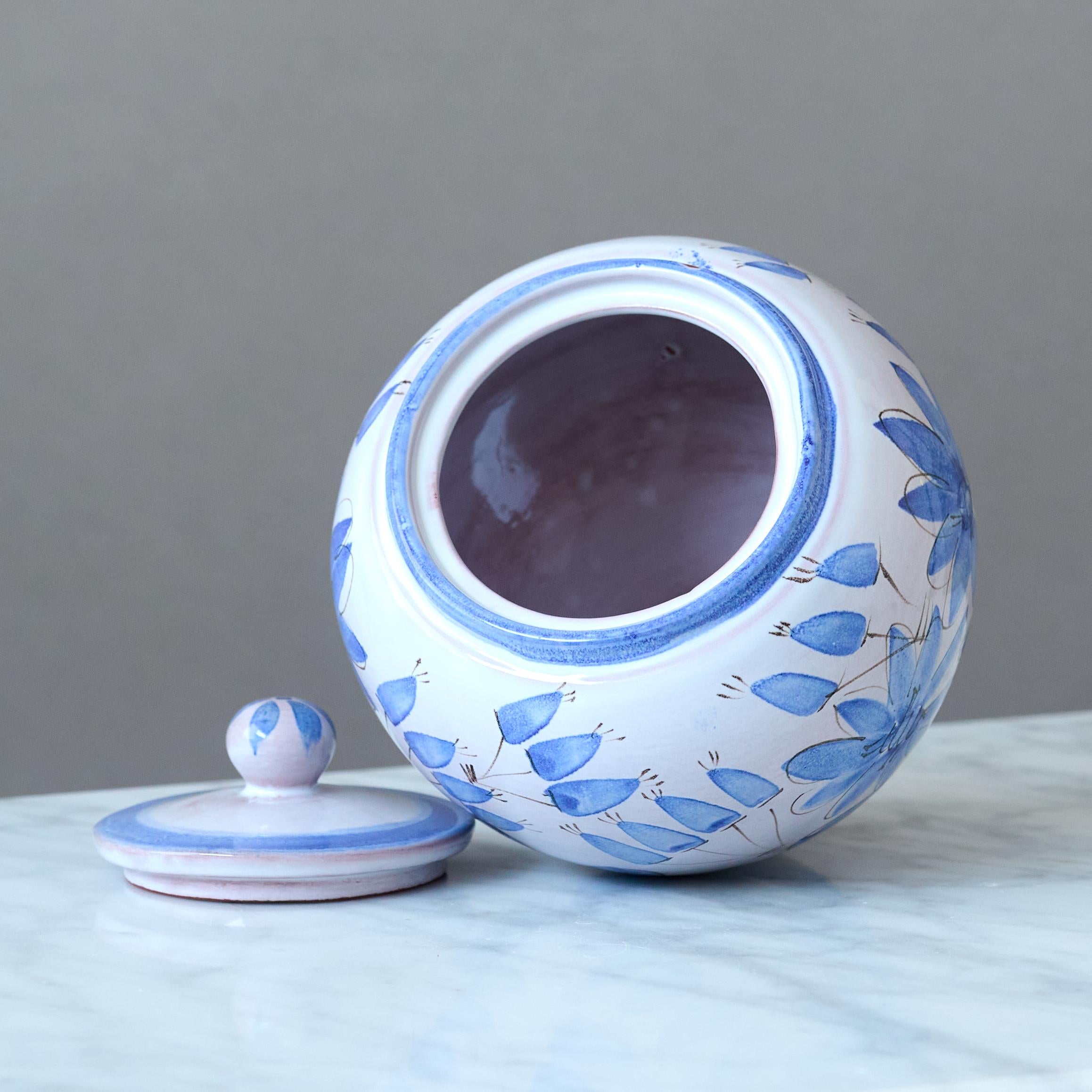 20ième siècle Urne à couvercle en céramique peinte à la main avec. Fleurs de Kurt Ekholm. Arabia of Finland 1930s en vente