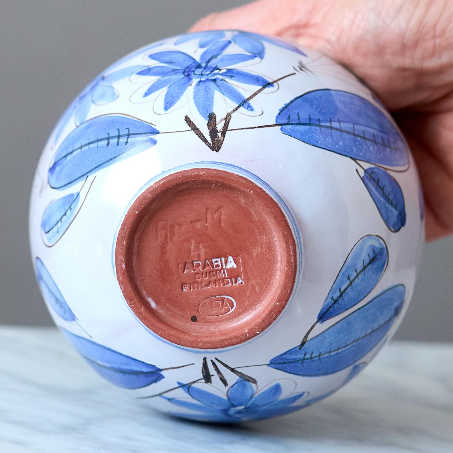 Céramique Urne à couvercle en céramique peinte à la main avec. Fleurs de Kurt Ekholm. Arabia of Finland 1930s en vente