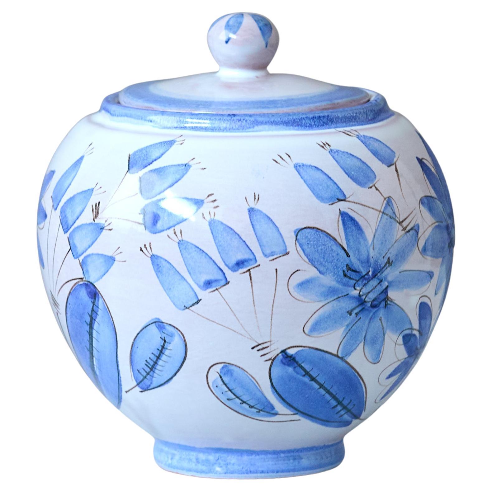 Urne à couvercle en céramique peinte à la main avec. Fleurs de Kurt Ekholm. Arabia of Finland 1930s