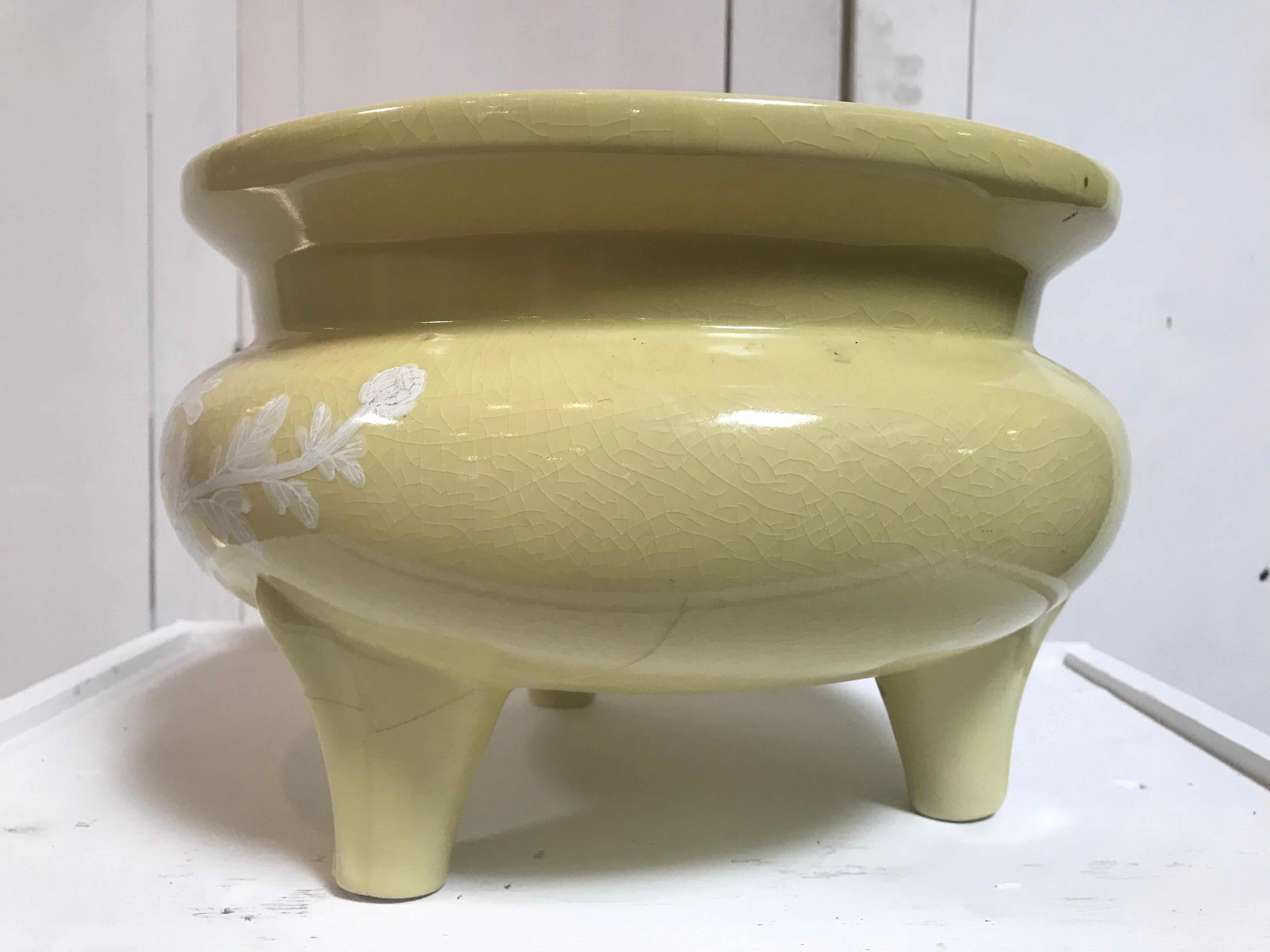 Chinesische handbemalte Keramikschale aus gedämpfter Chartreuse (Glasiert) im Angebot