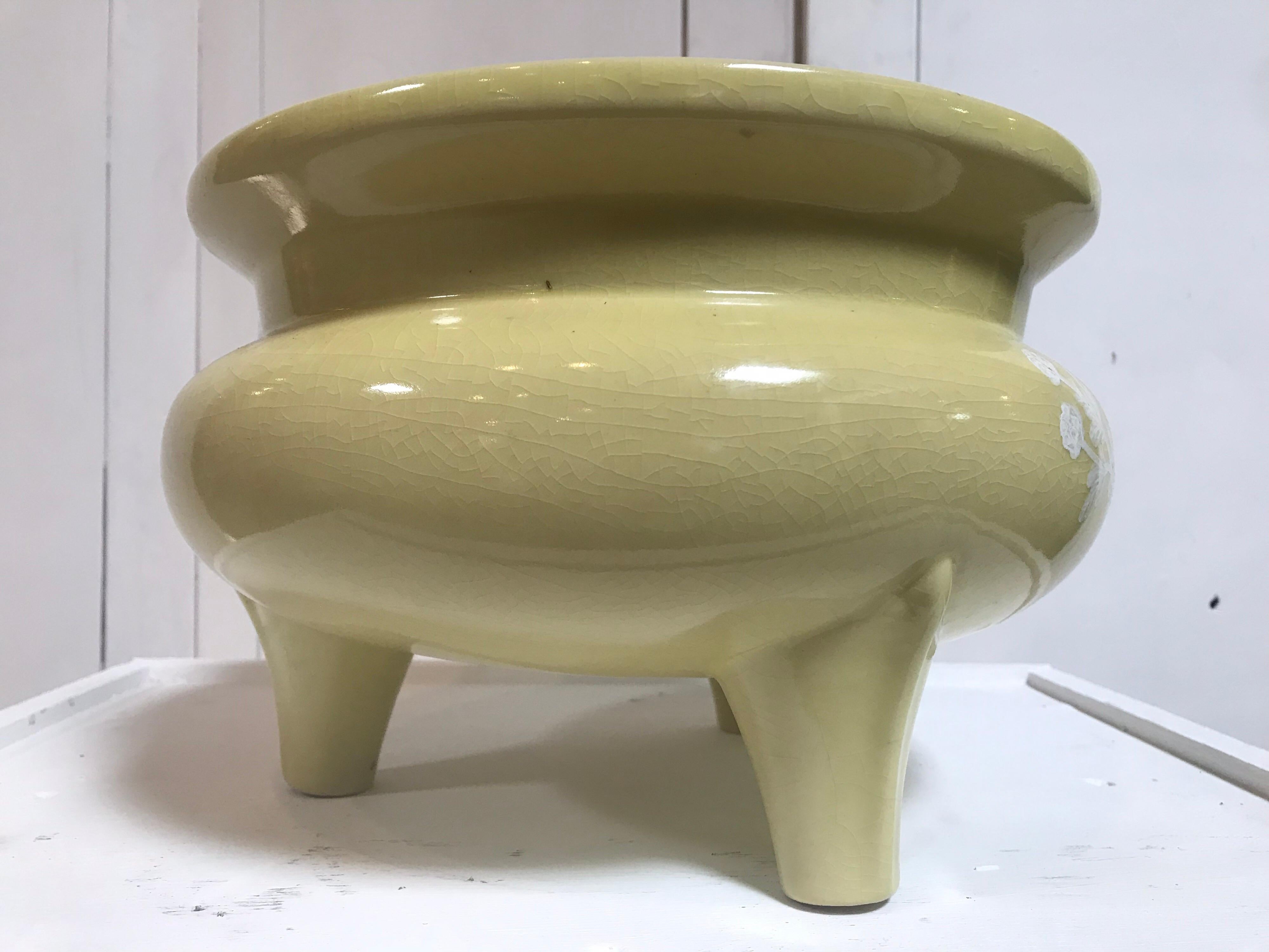 Hand Painted Ceramic Muted Chartreuse Chinese Bowl In Good Condition For Sale In Dallas, TX