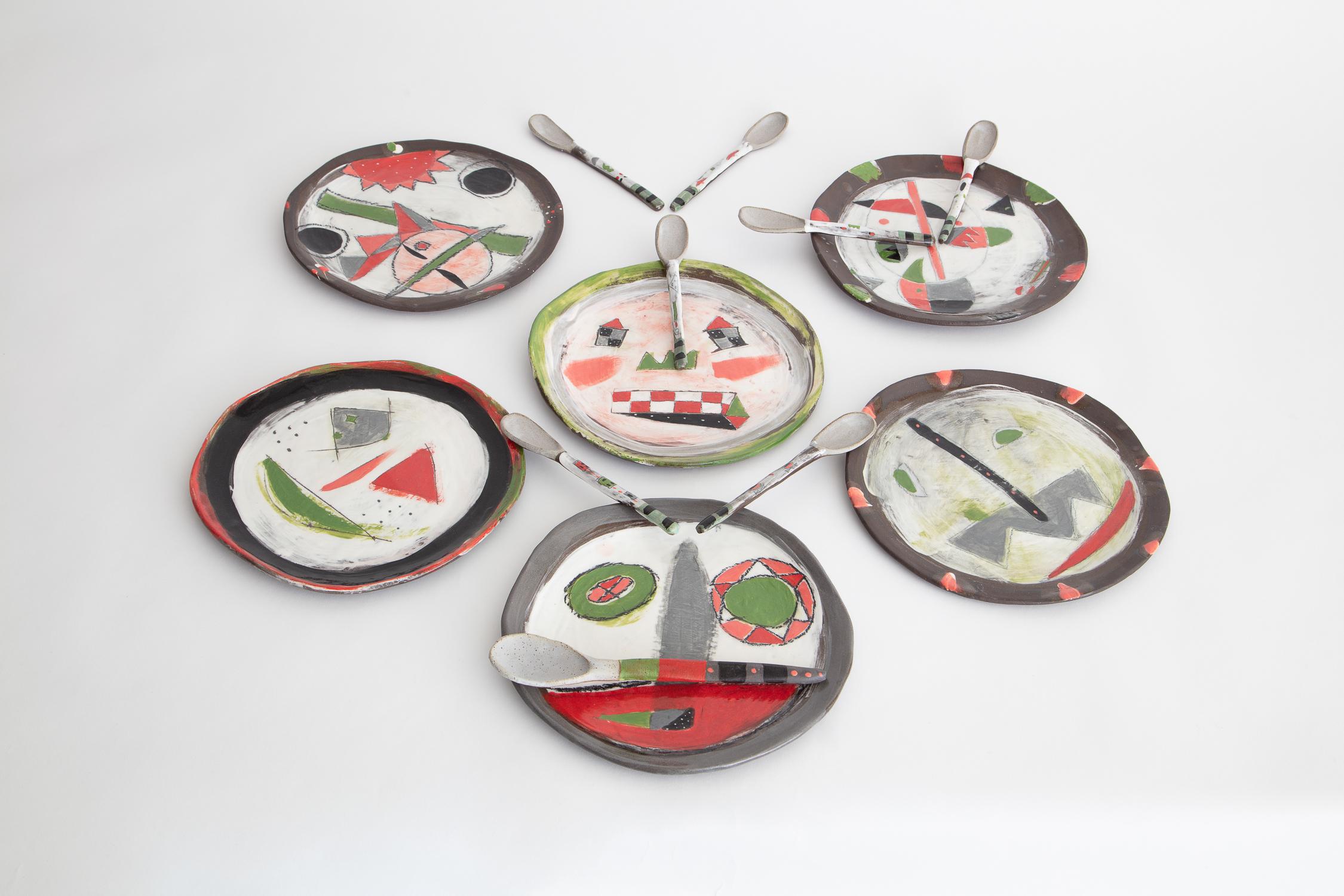 Moderne Assiette en céramique peinte à la main Momotaro Édition unique en vente