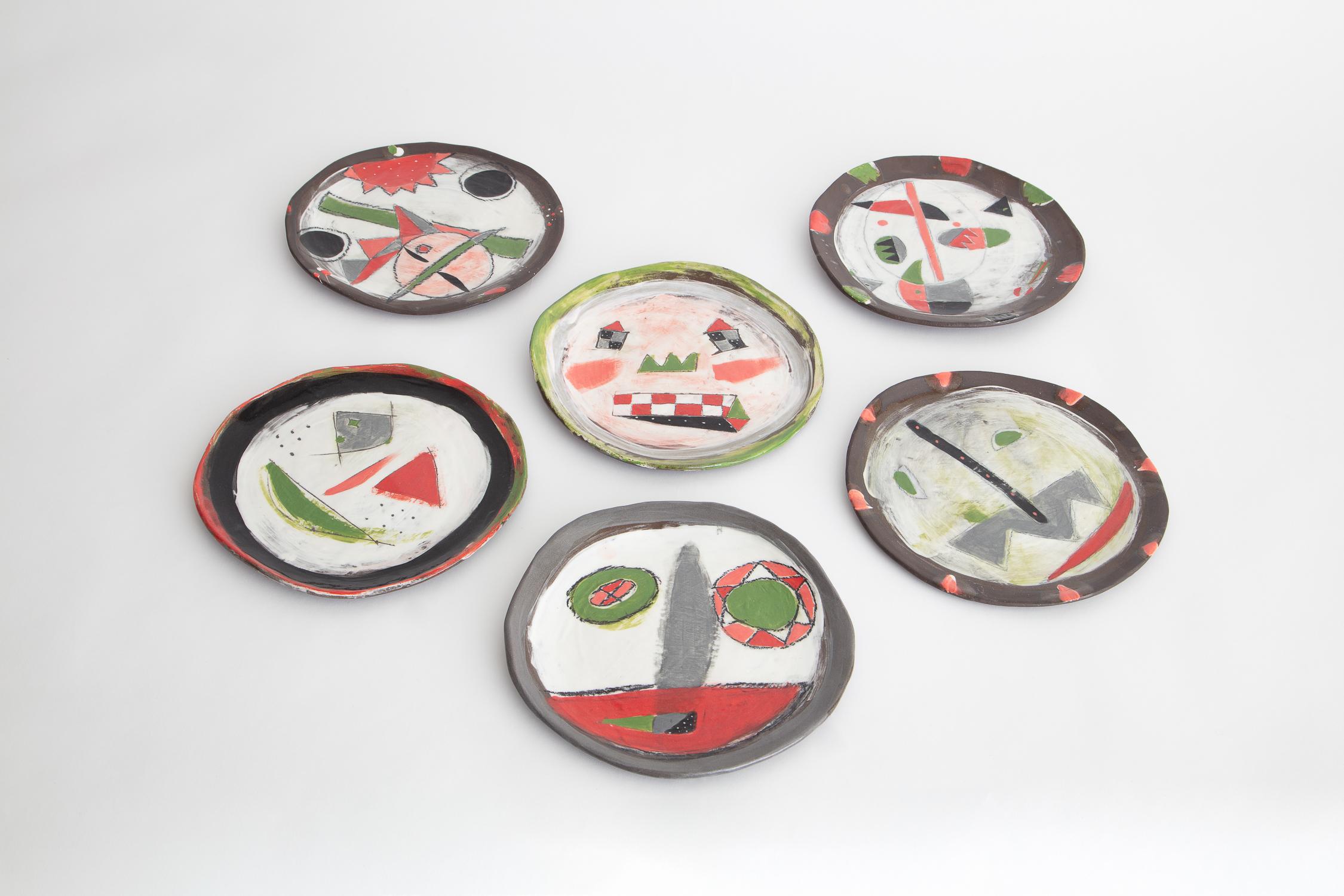 Pour le spectacle d'inspiration surréaliste The Dinner Guests de Fortmakers en 2019, l'artiste céramiste Shino Takeda a fabriqué et peint à la main une série d'assiettes ludiques et anthropomorphes, chacune ornée d'un visage unique.

Fait à la