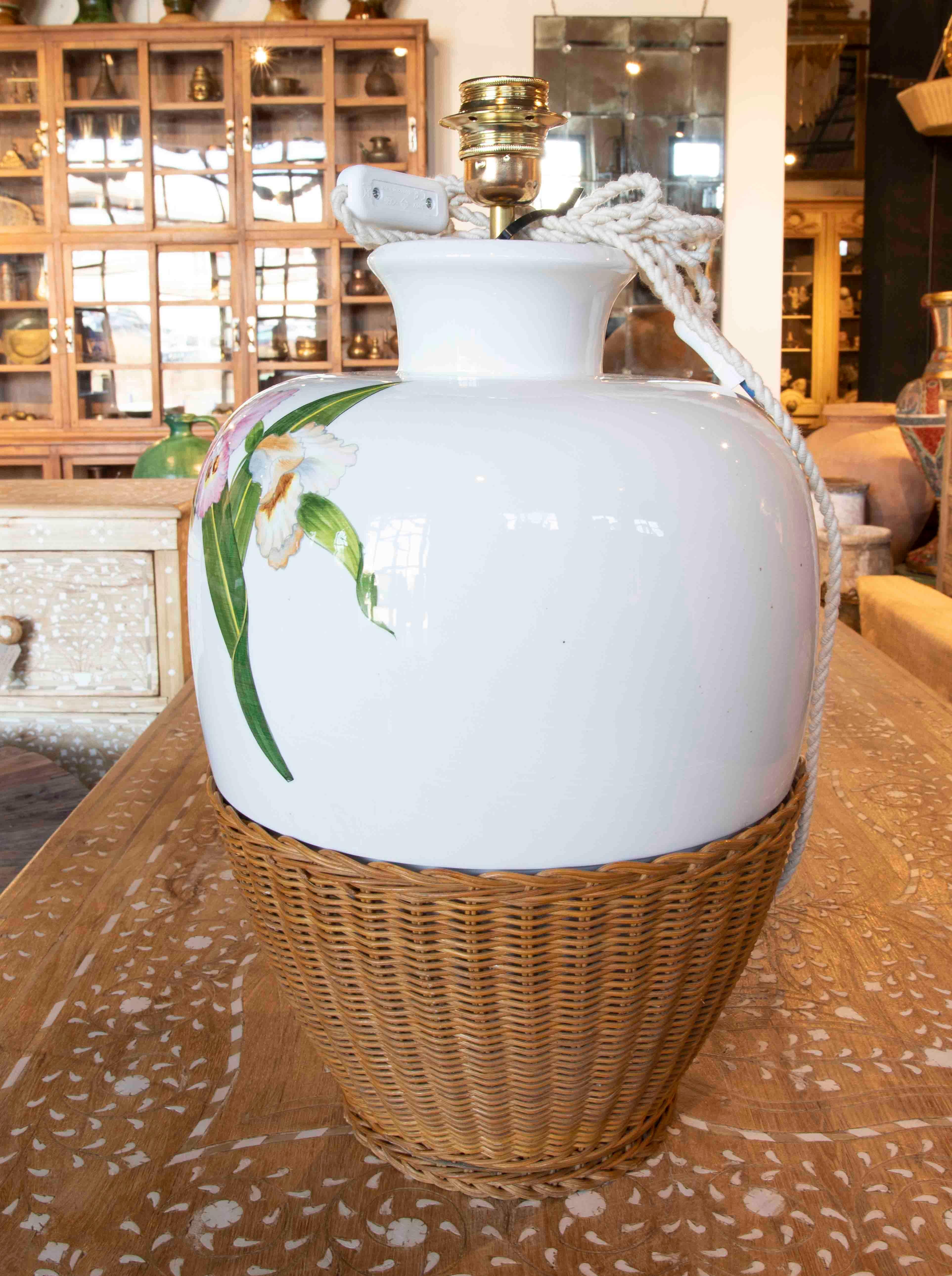 Espagnol Lampe de table en céramique peinte à la main avec base en osier tressé en vente