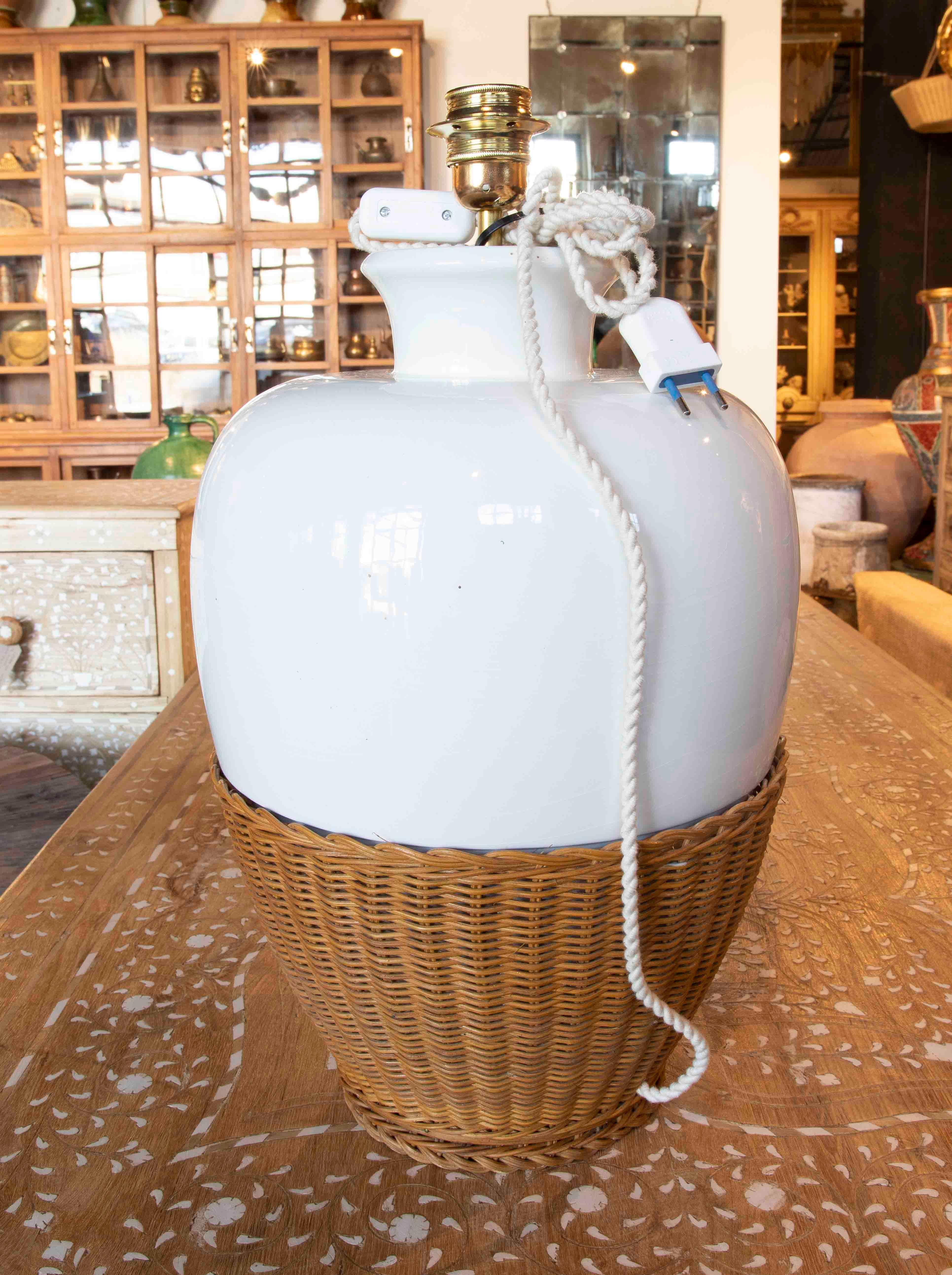 Lampe de table en céramique peinte à la main avec base en osier tressé Bon état - En vente à Marbella, ES