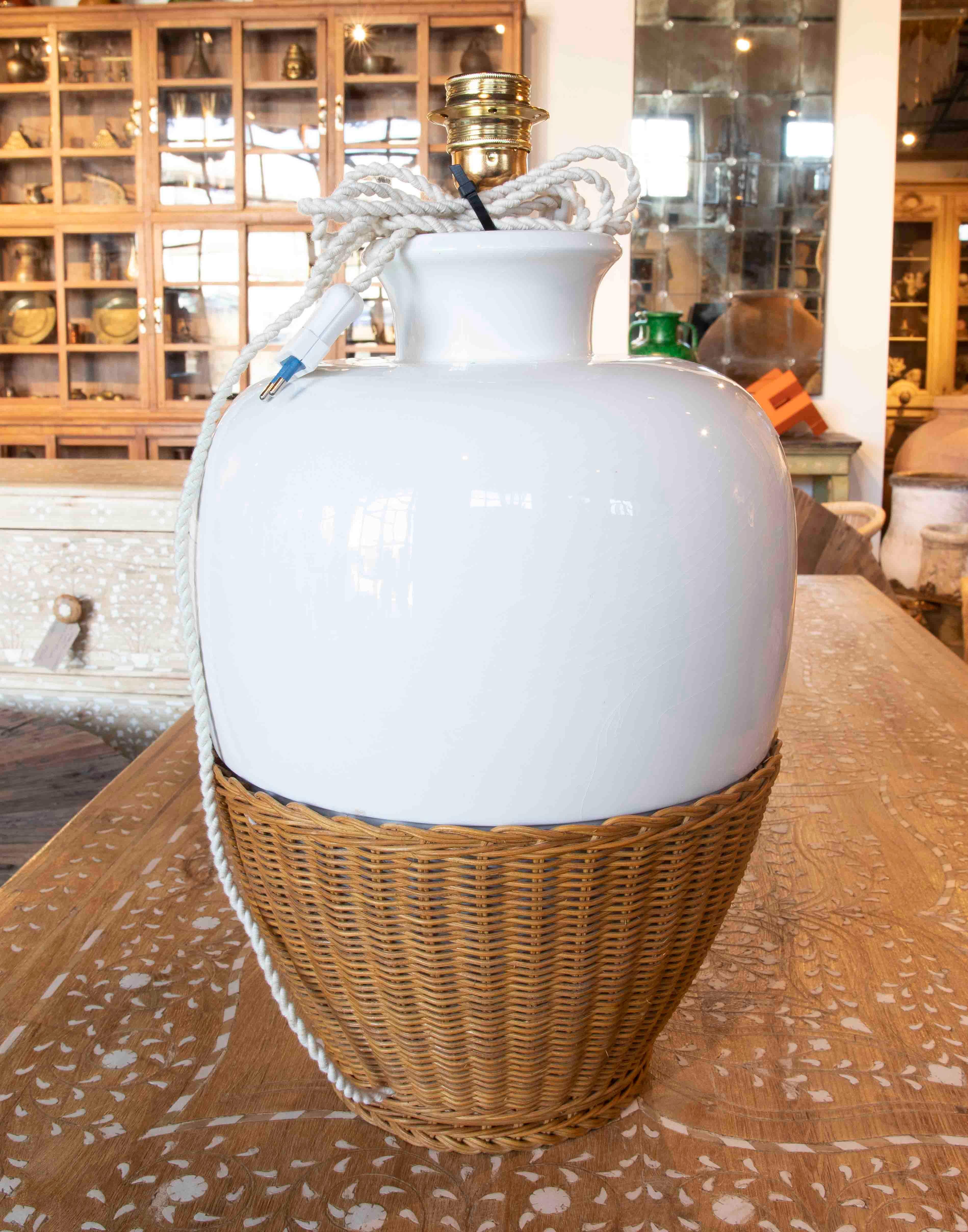 20ième siècle Lampe de table en céramique peinte à la main avec base en osier tressé en vente