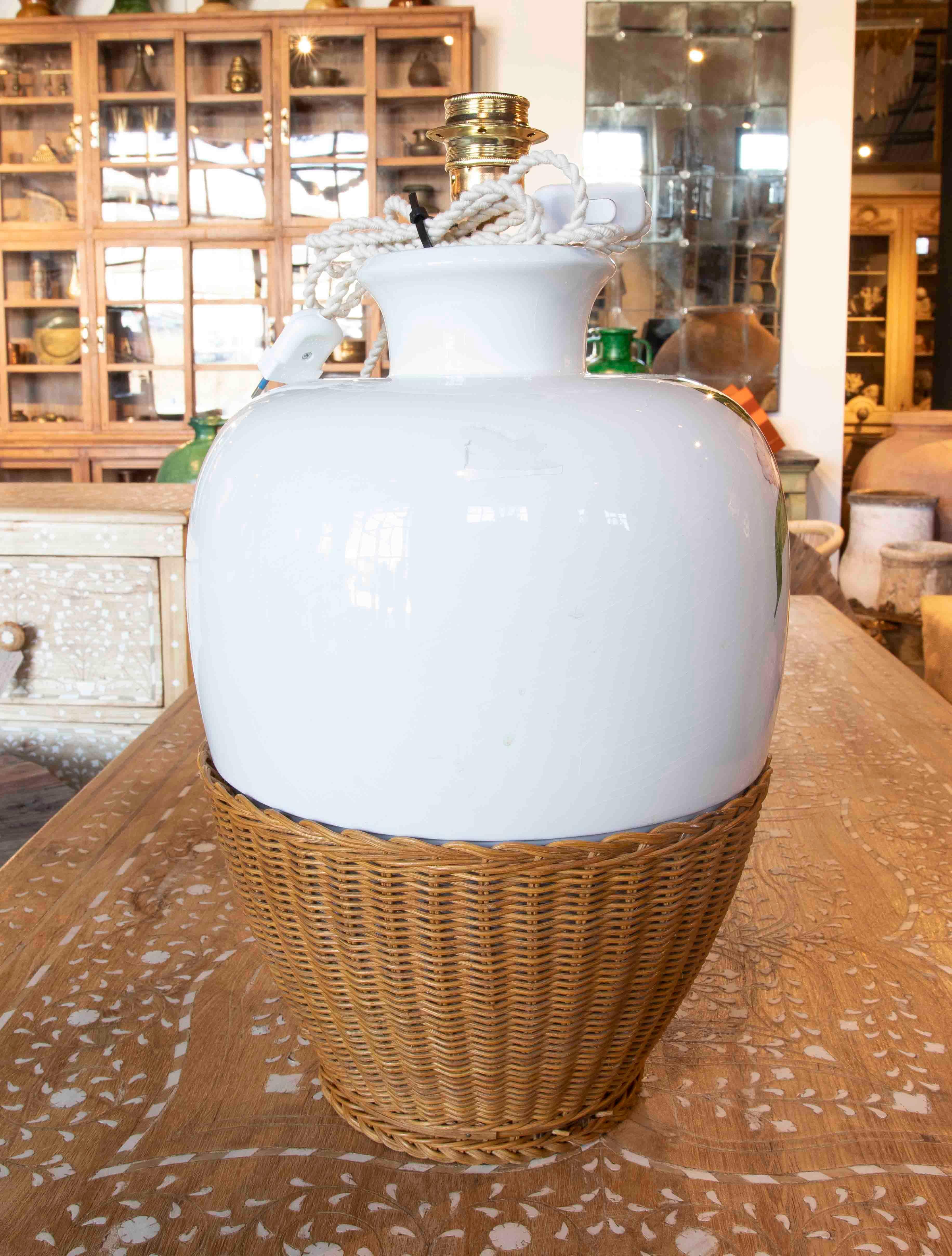 Céramique Lampe de table en céramique peinte à la main avec base en osier tressé en vente