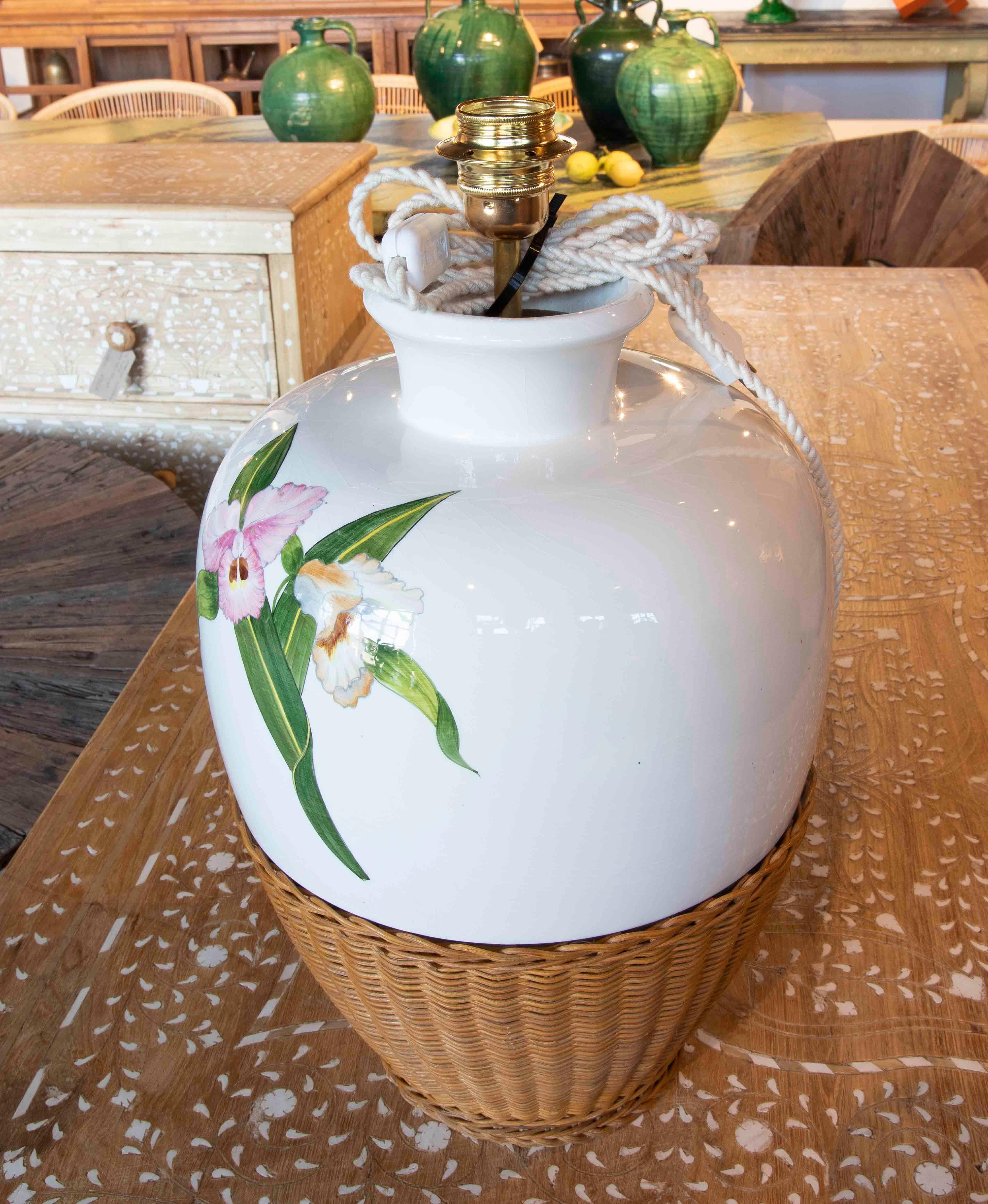 Lampe de table en céramique peinte à la main avec base en osier tressé en vente 4