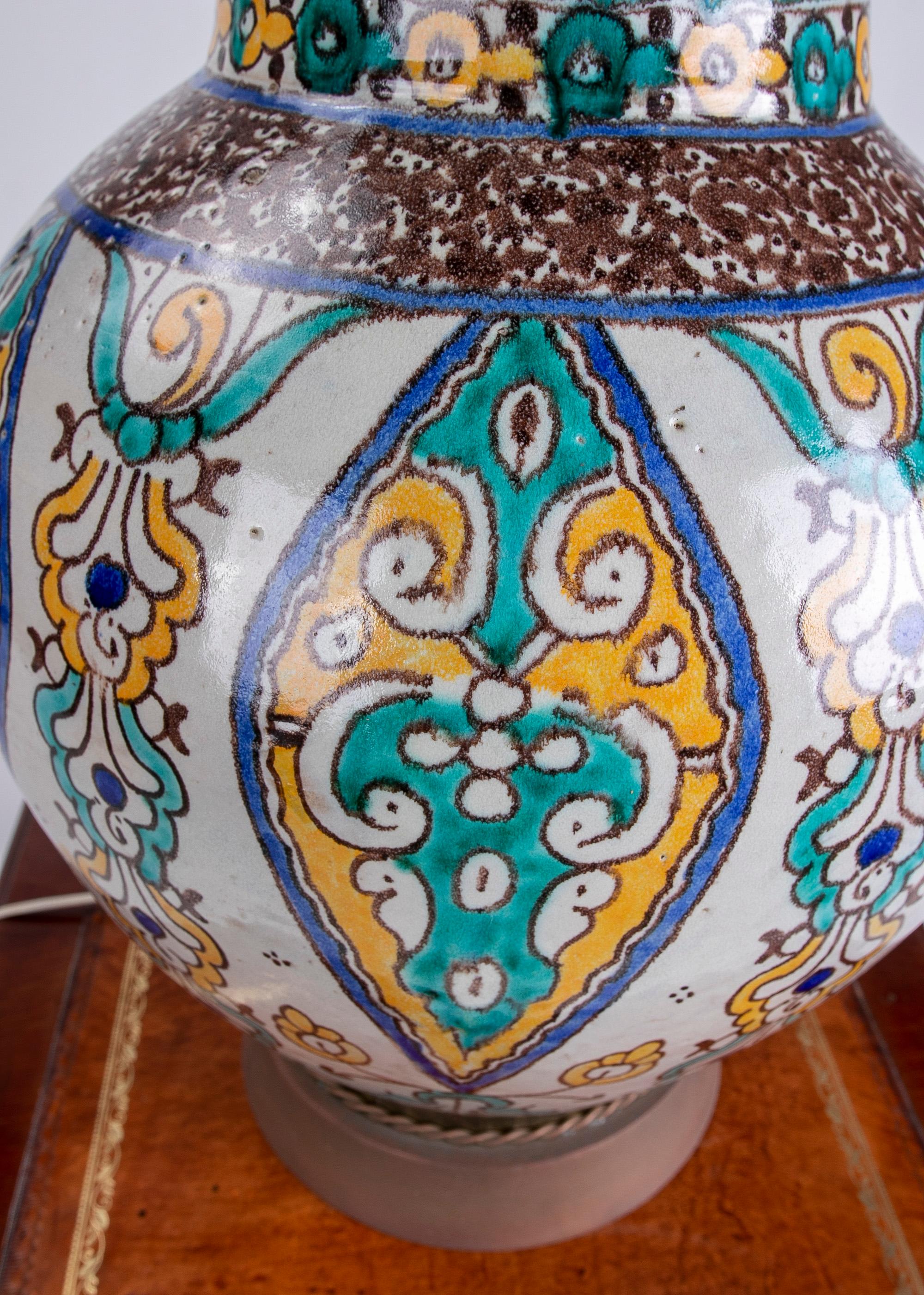 Handbemalte Keramik-Tischlampe mit Metalldekorationen  im Angebot 5