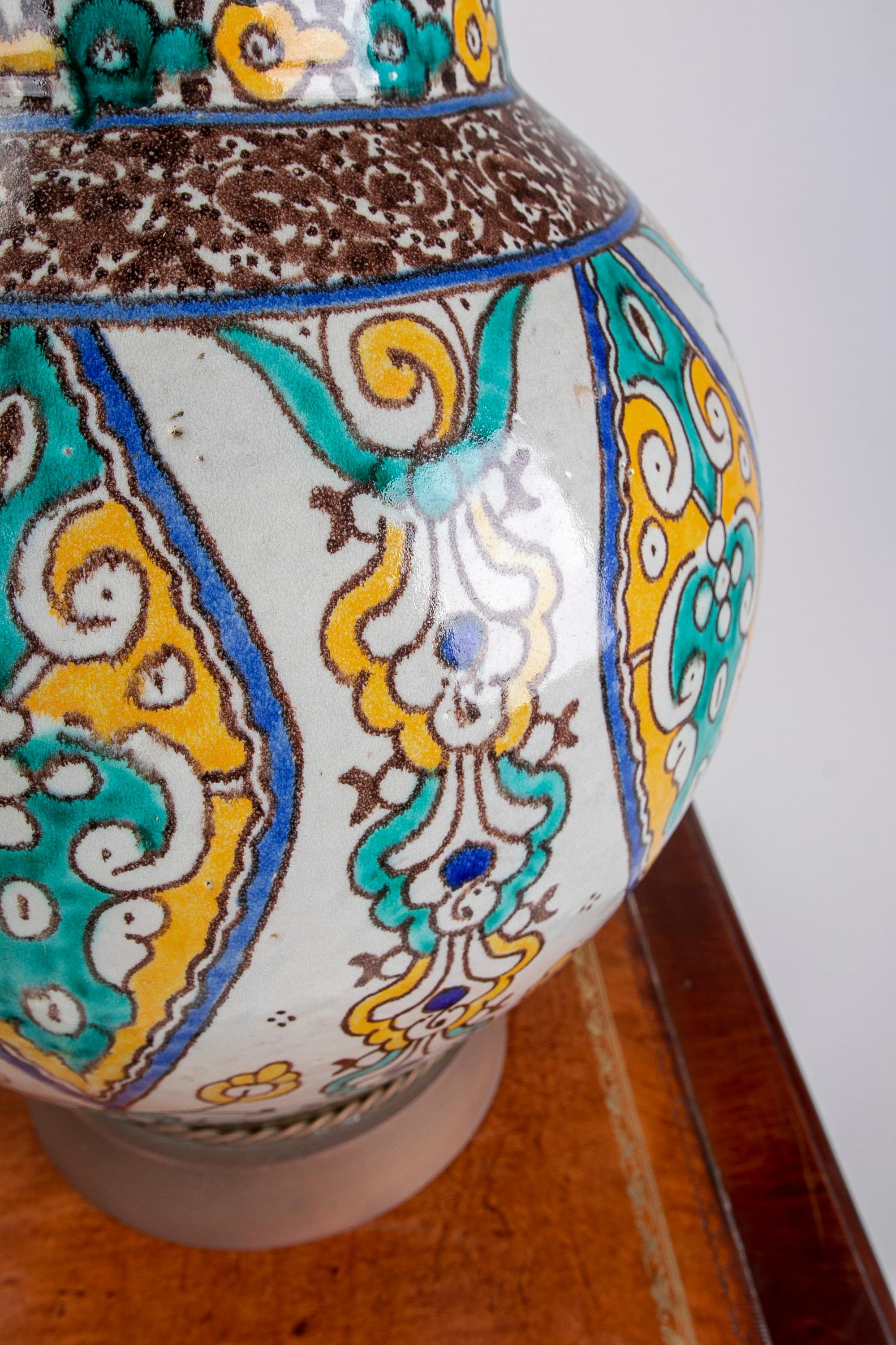 Handbemalte Keramik-Tischlampe mit Metalldekorationen  im Angebot 6