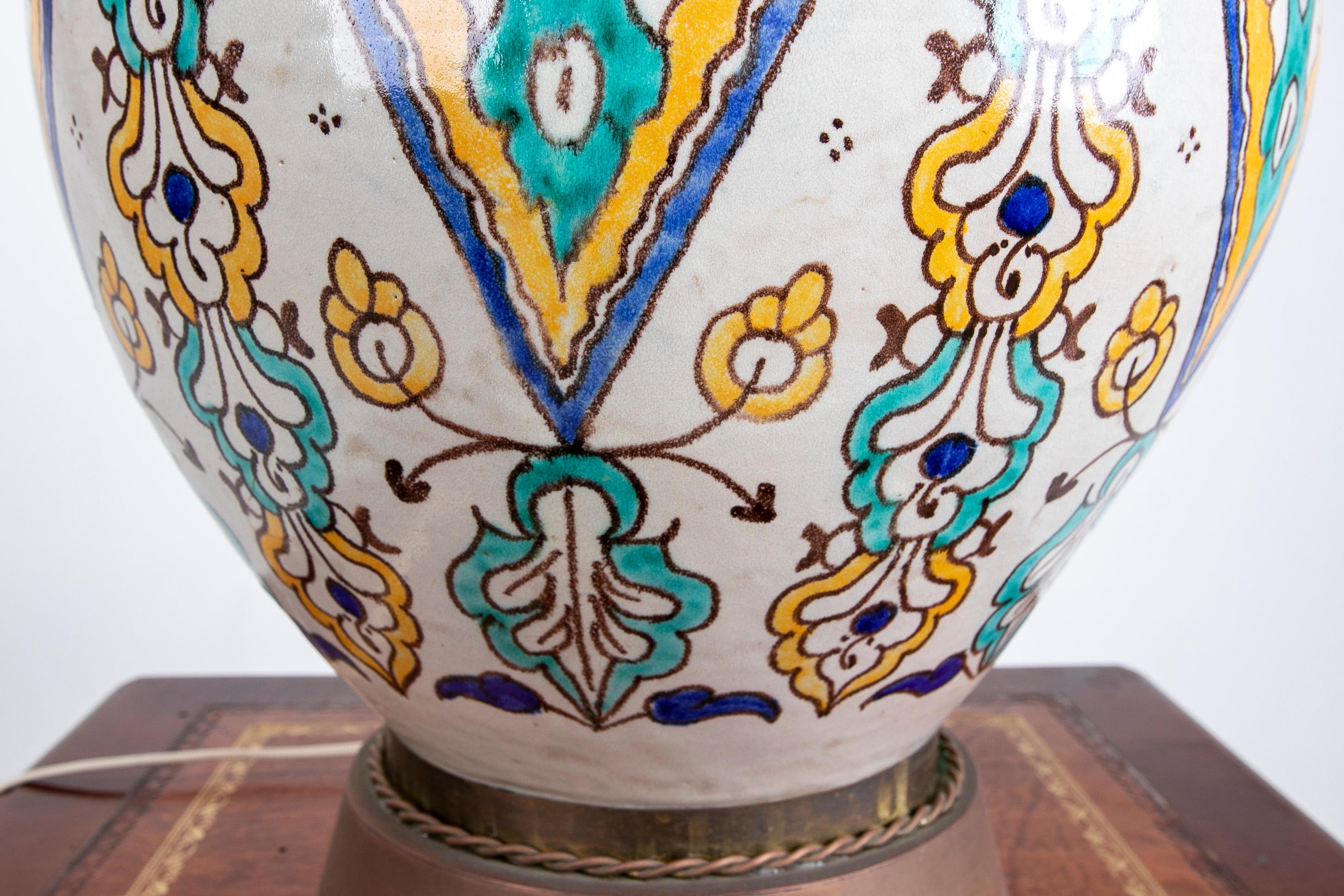 Lampe de table en céramique peinte à la main avec décorations en métal  en vente 7