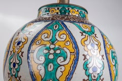 Lampada da tavolo in ceramica dipinta a mano con decorazioni in metallo