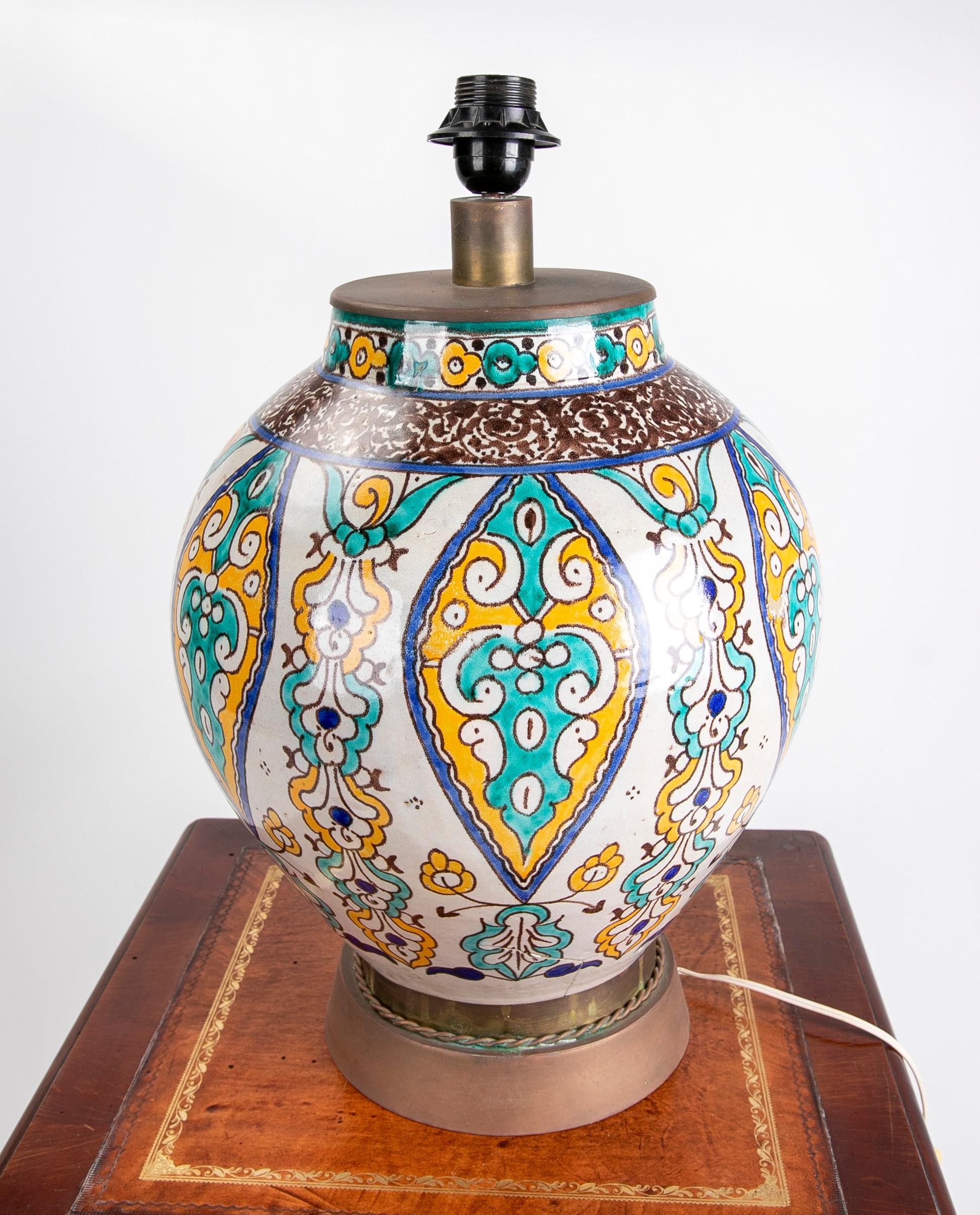 Handbemalte Keramik-Tischlampe mit Metalldekorationen  (Marokkanisch) im Angebot