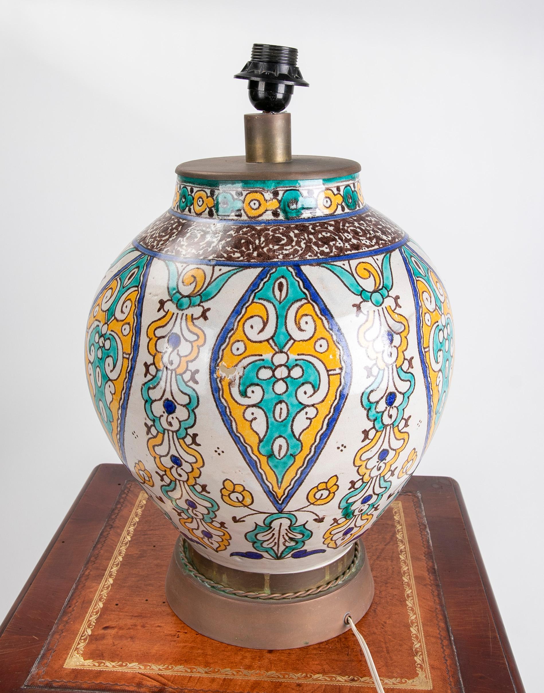 Hand-Painted Ceramic Table Lamp with Metal Decorations In Good Condition For Sale In Marbella, ES