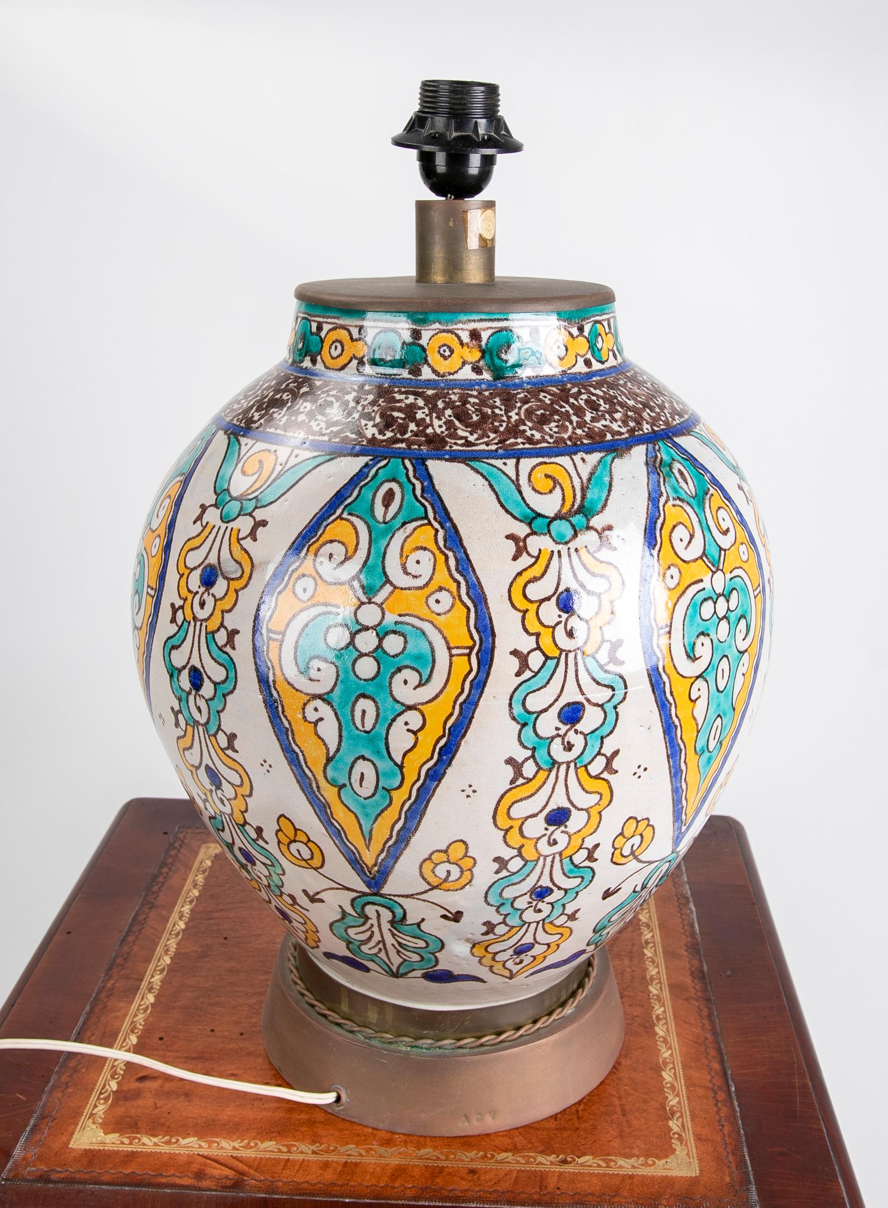 XXIe siècle et contemporain Lampe de table en céramique peinte à la main avec décorations en métal  en vente
