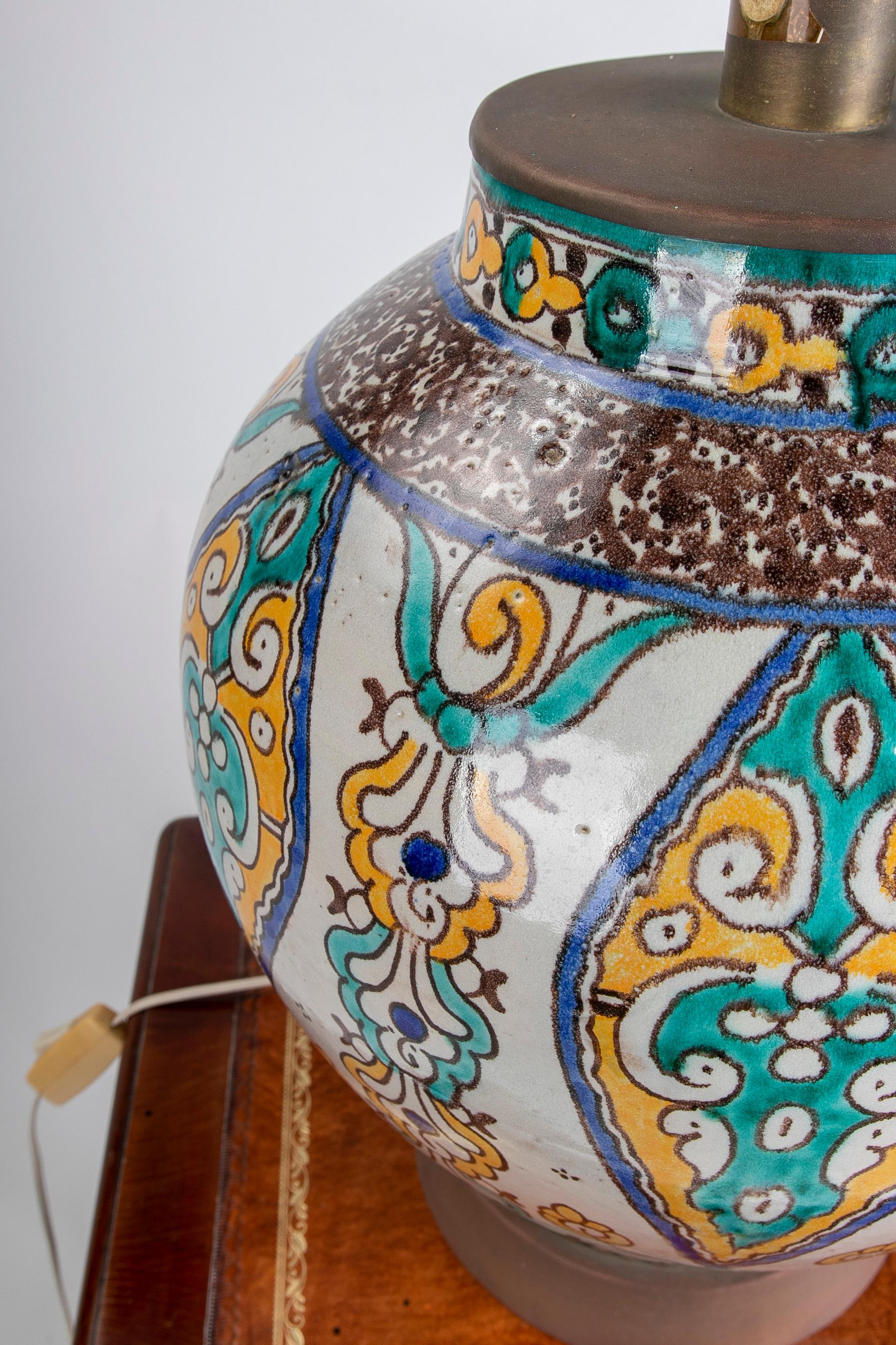 Lampe de table en céramique peinte à la main avec décorations en métal  en vente 2