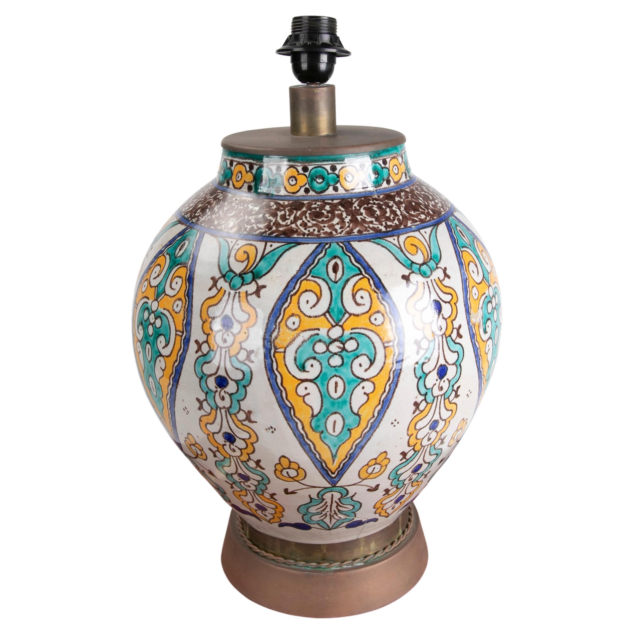 Handbemalte Keramik-Tischlampe mit Metalldekorationen 