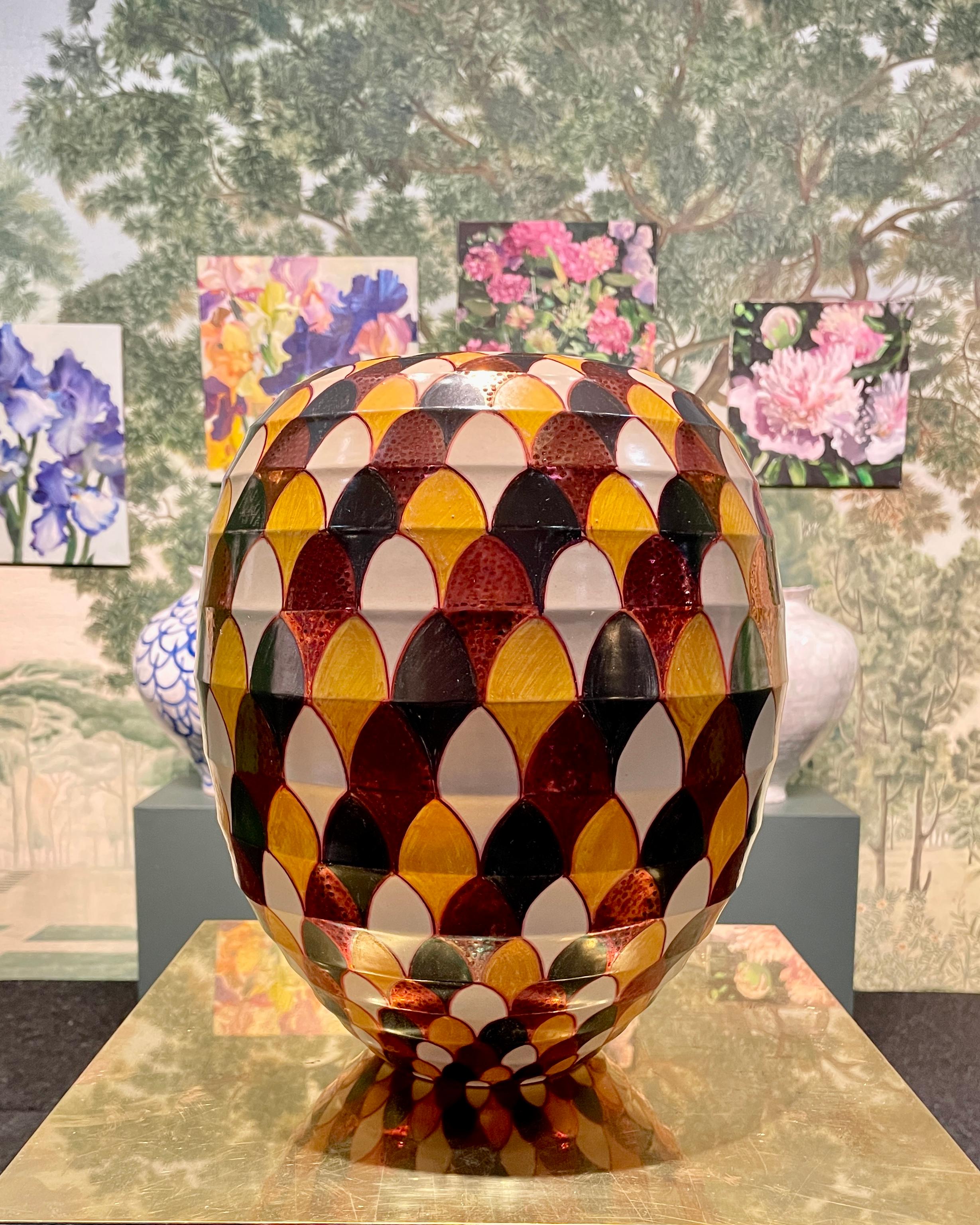 Palmette Vase 2024,  hand-painted majolica, fired in  full fire-reduction
Dimensions: 28 cm diameter x 36 cm height
Unique piece


Bottega Vignoli is a brand of artistic ceramics based in Faenza, one of the most representative ceramic production