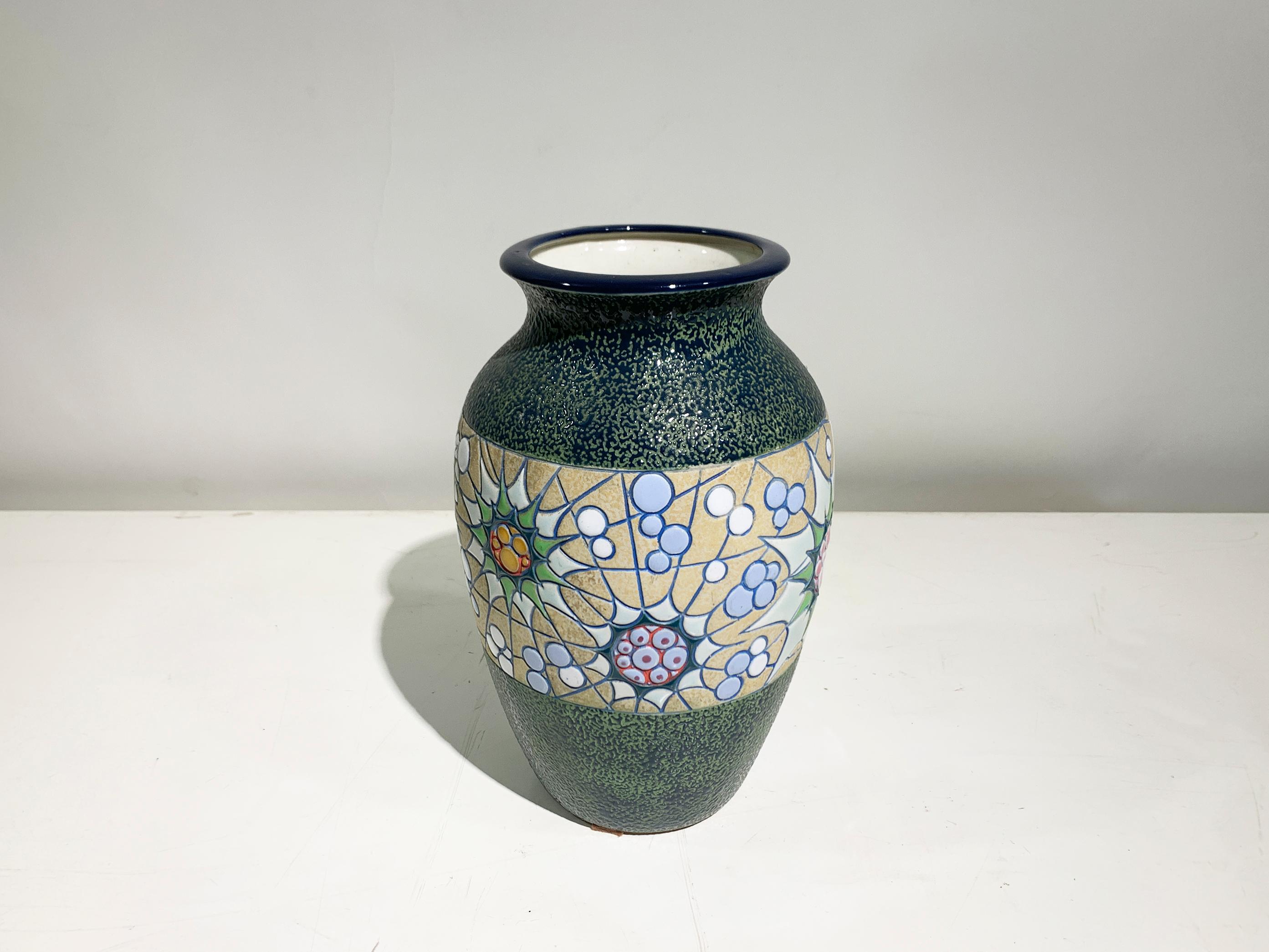 Art déco Vase en céramique peint à la main, motif floral/finition texturée, signé  Circa 1930's en vente
