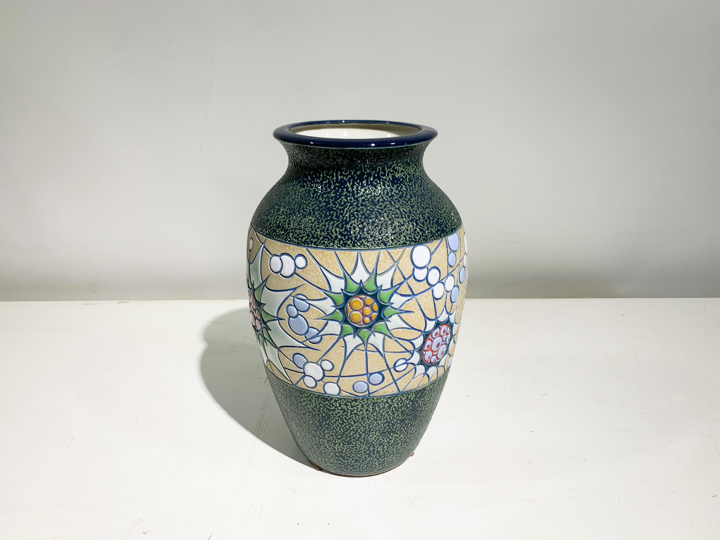 Peint à la main Vase en céramique peint à la main, motif floral/finition texturée, signé  Circa 1930's en vente