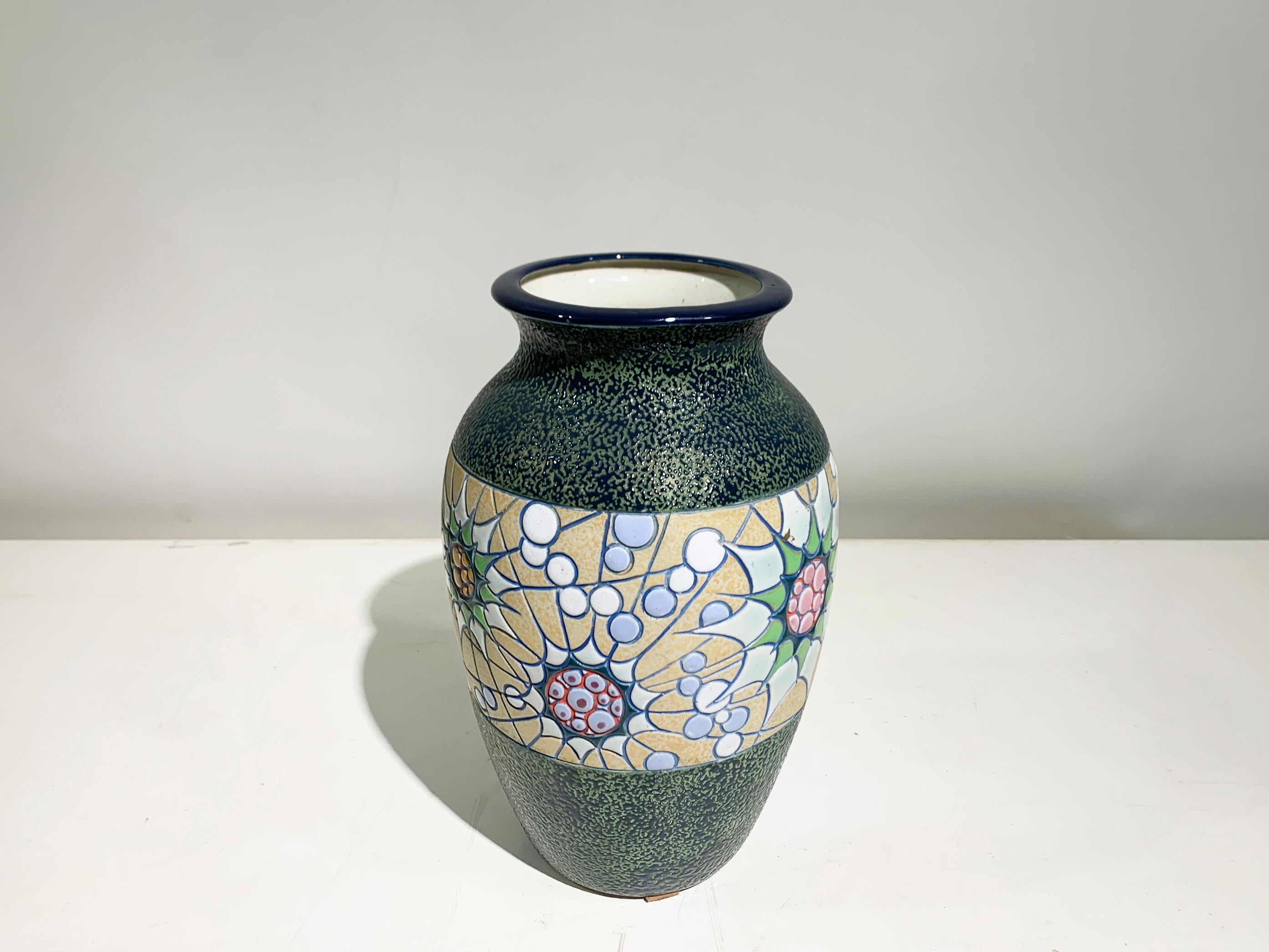 Vase en céramique peint à la main, motif floral/finition texturée, signé  Circa 1930's Bon état - En vente à Beirut, LB