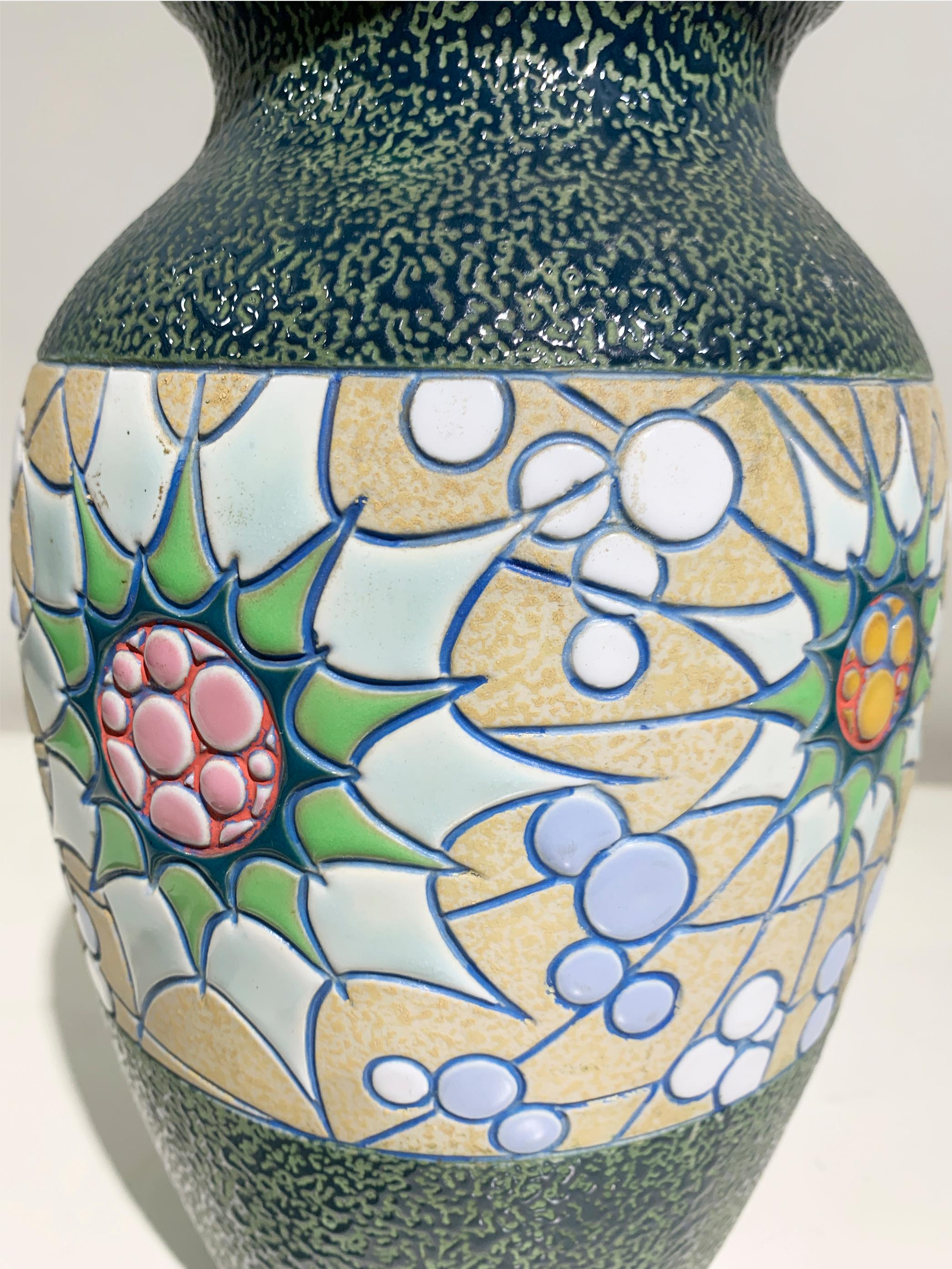 20ième siècle Vase en céramique peint à la main, motif floral/finition texturée, signé  Circa 1930's en vente
