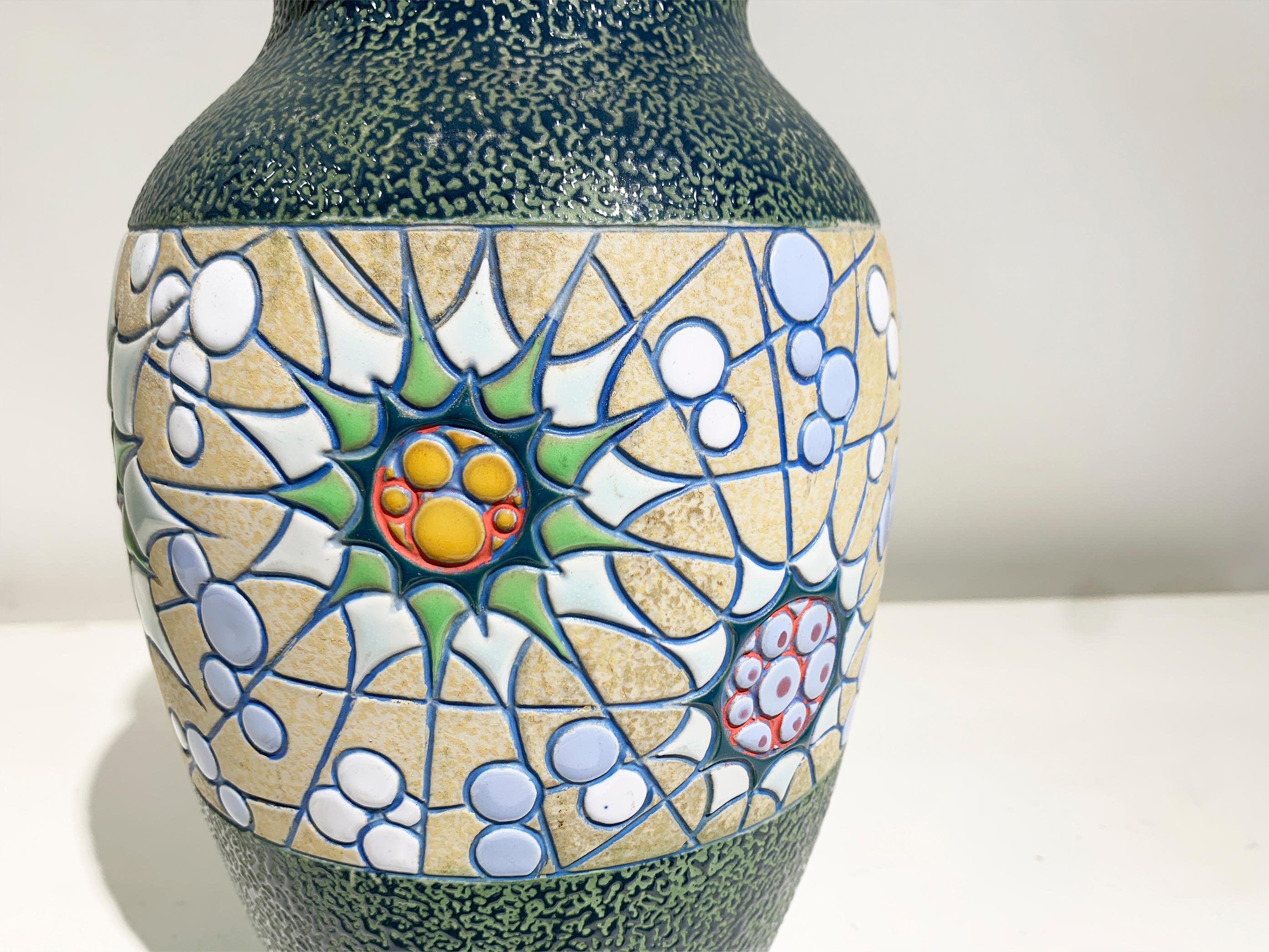 Céramique Vase en céramique peint à la main, motif floral/finition texturée, signé  Circa 1930's en vente
