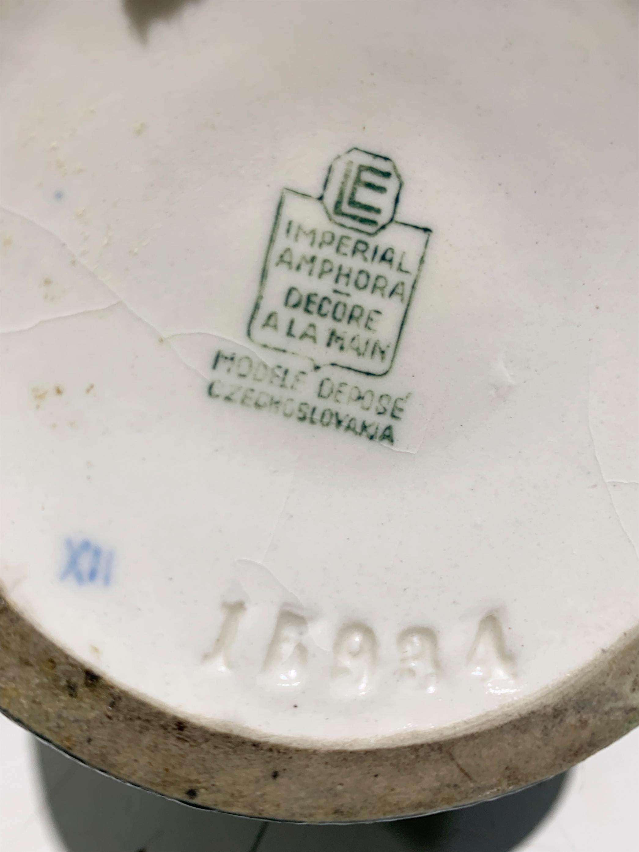 Vase en céramique peint à la main, motif floral/finition texturée, signé  Circa 1930's en vente 1