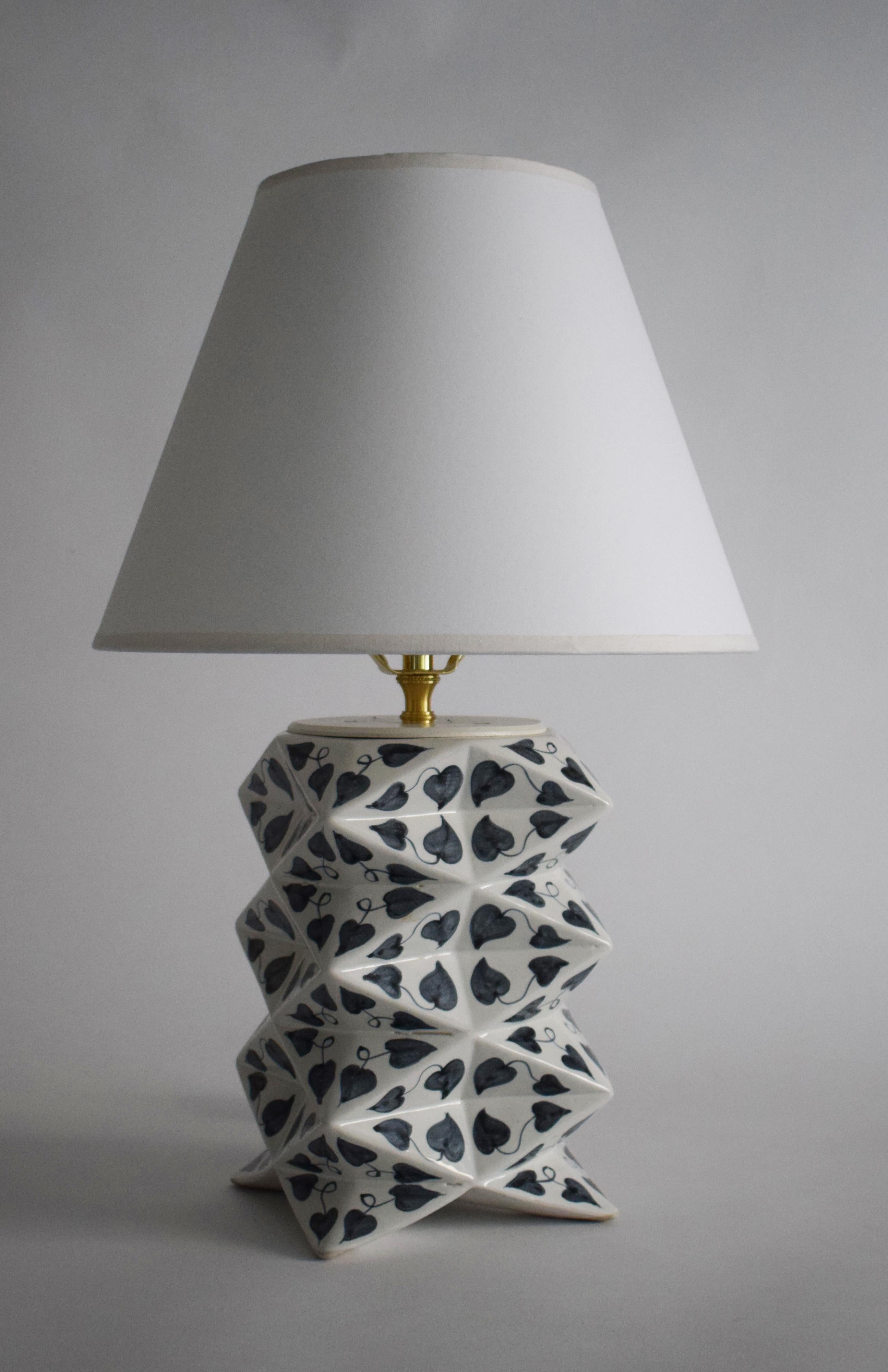 Hand-painted Ceramic Vietnamese Leaves Origami Table Lamp by James Hicks In Excellent Condition For Sale In New York, NY