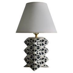 Lampada da tavolo Origami con foglie vietnamite in ceramica dipinta a mano di James Hicks