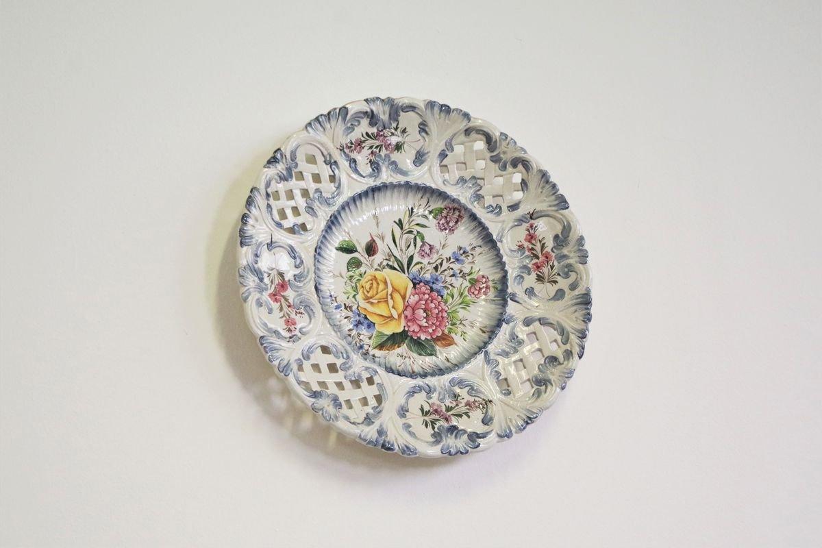 Italian Hand-Painted Ceramic Wall Plate with Floral Motif – Bassano, Italy, 1970s in vendita