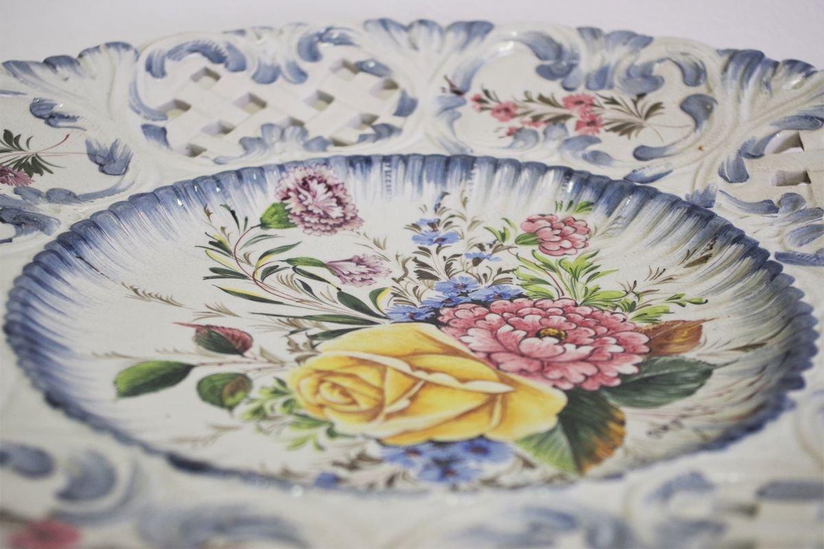 Hand-Painted Ceramic Wall Plate with Floral Motif – Bassano, Italy, 1970s In condizioni ottime in vendita a Manzano, IT