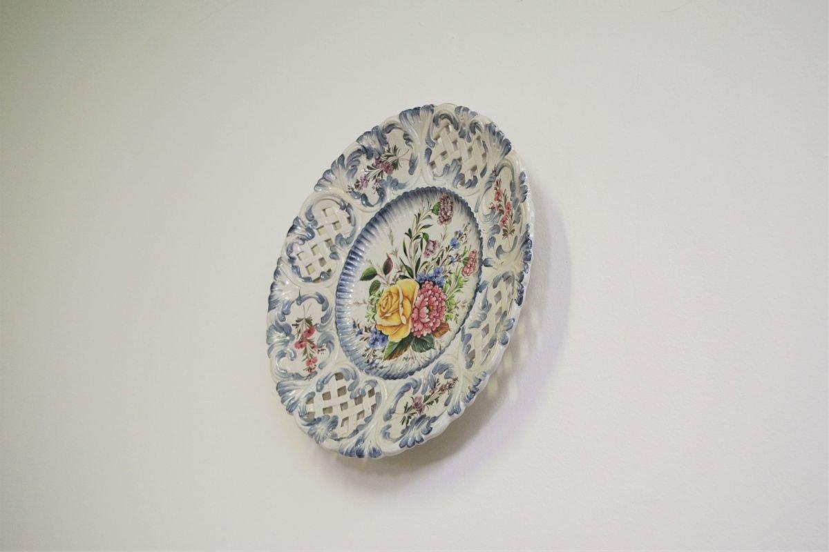 Hand-Painted Ceramic Wall Plate with Floral Motif – Bassano, Italy, 1970s in vendita 1
